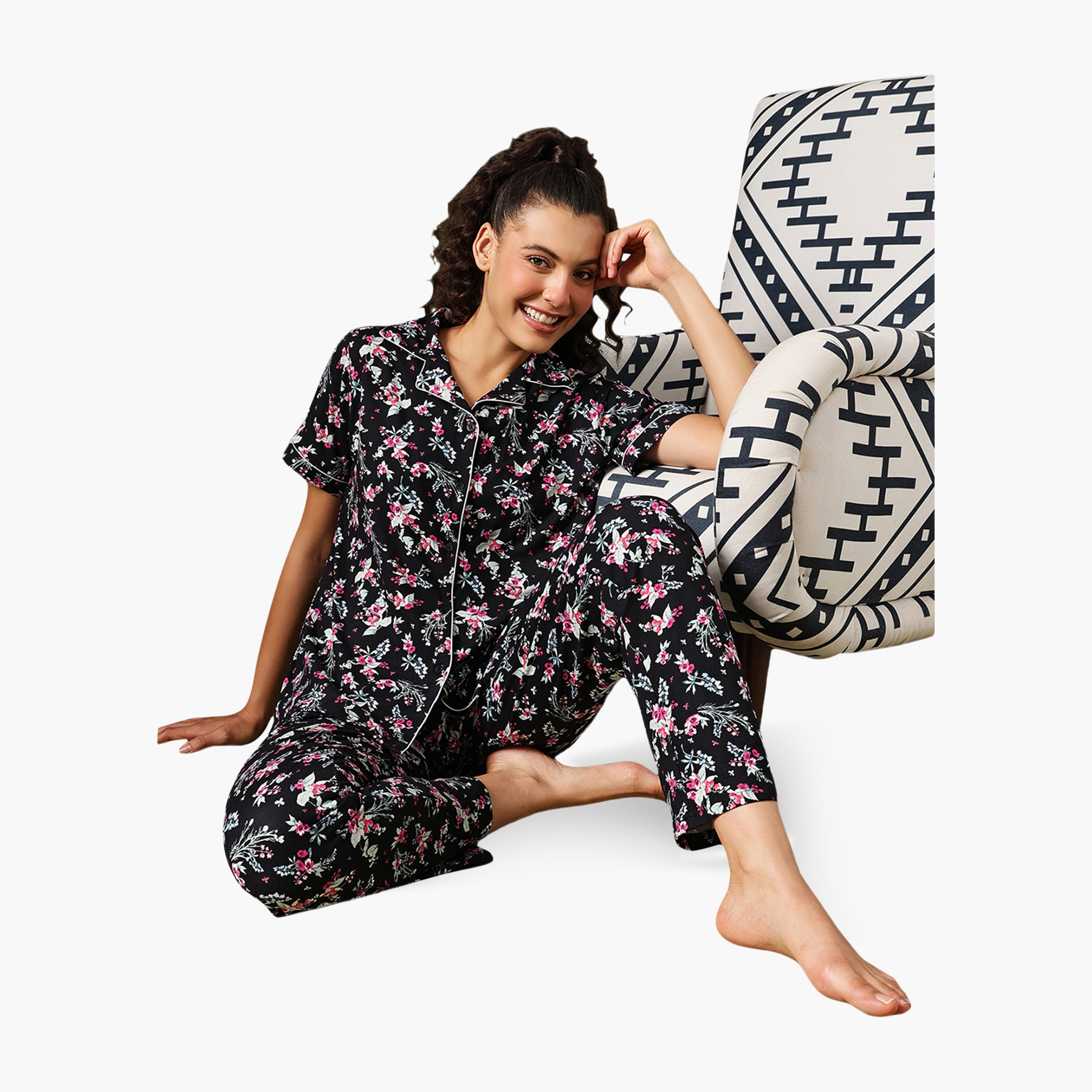 طقم قميص وبنطلون بيجامة نسائي بطبعة الزهور فائقة النعومة وأزرار بلون أسود من كلوفيا-women-clothing-nightwear-pyjamas-longsets-image-2