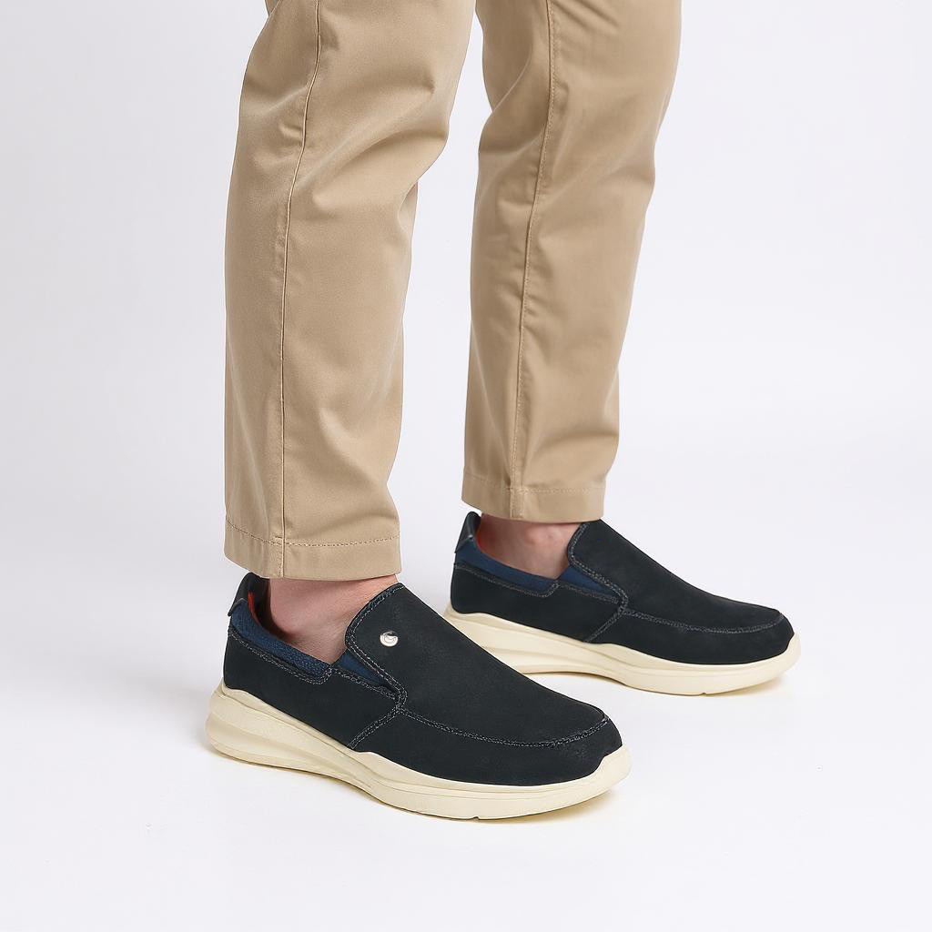 Le Confort Leather Textured Slip-On Loafers-men-shoes-loafersandmoccasins-image-2