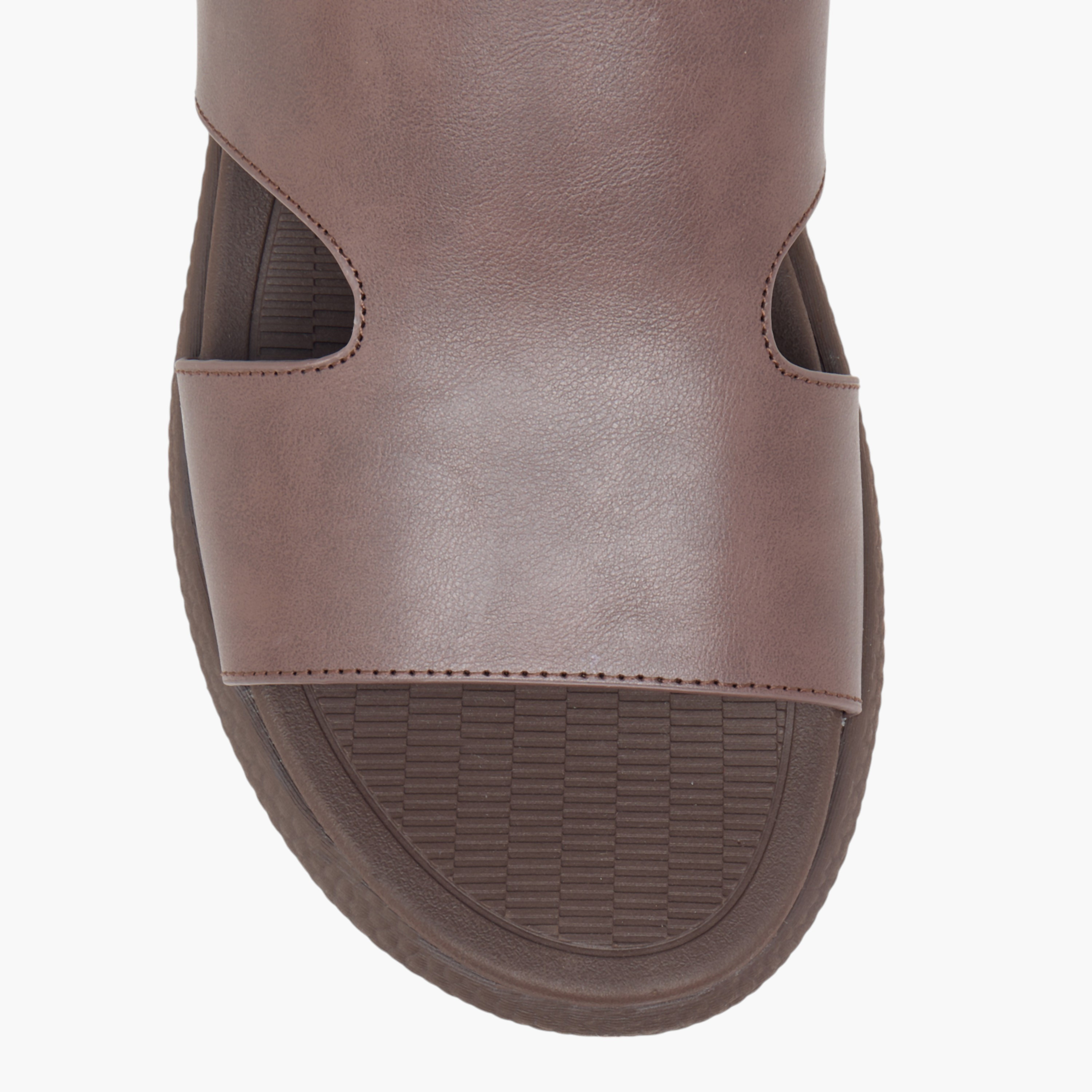صندل عربي مريح سهل الارتداء بتفاصيل مفرغة من لو كونفورت-men-shoes-sandals-image-3