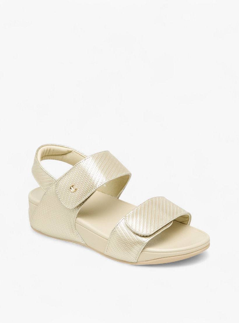 صندل بارز الملمس بحزام وشريط إغلاق لاصق من لو كونفورت-women-shoes-sandals-heeled-image-2