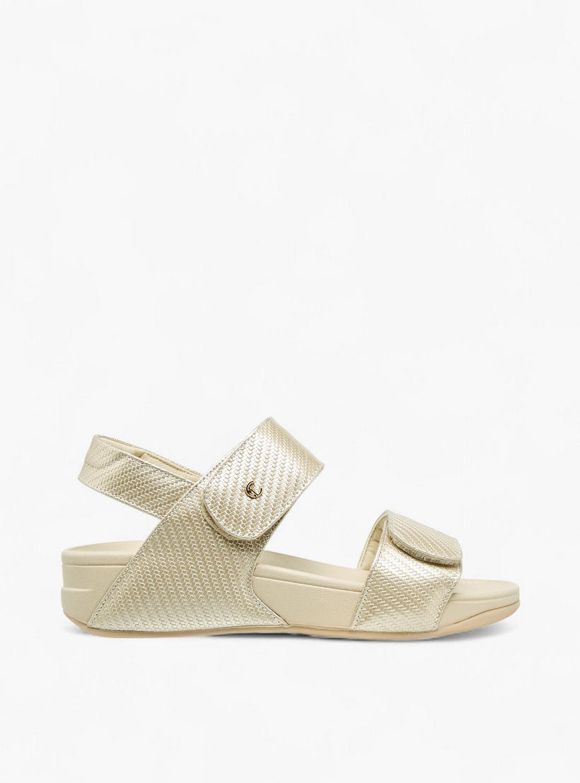صندل بارز الملمس بحزام وشريط إغلاق لاصق من لو كونفورت-women-shoes-sandals-heeled-image-3