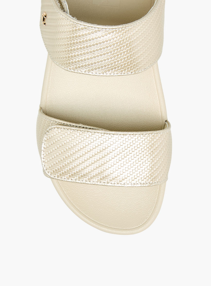 صندل بارز الملمس بحزام وشريط إغلاق لاصق من لو كونفورت-women-shoes-sandals-heeled-image-4