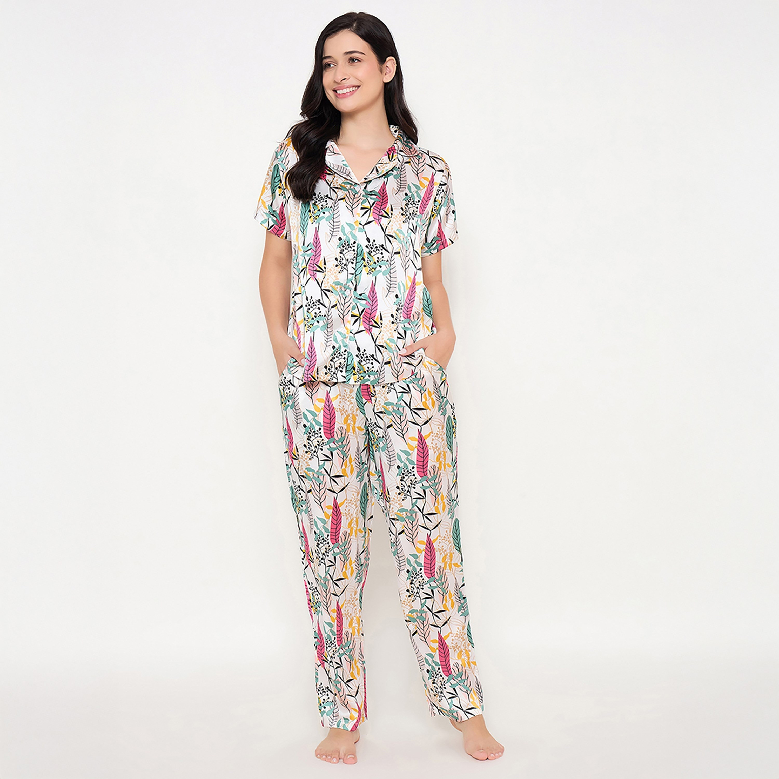 طقم قميص وبيجامة نسائي بطبعة بوتانيكال بأزرار باللون الأبيض من كلوفيا - ساتان-women-clothing-nightwear-pyjamas-longsets-image-1