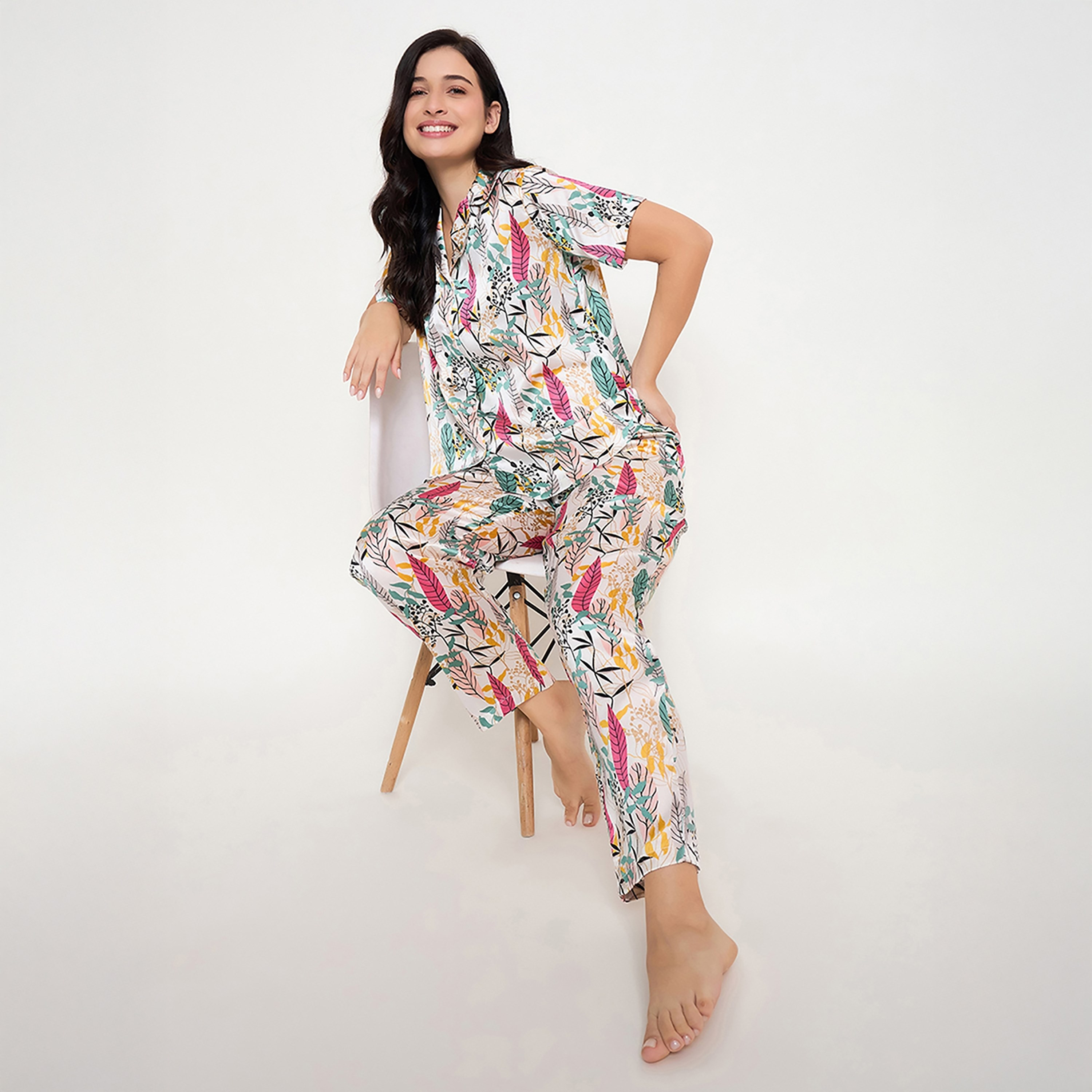 طقم قميص وبيجامة نسائي بطبعة بوتانيكال بأزرار باللون الأبيض من كلوفيا - ساتان-women-clothing-nightwear-pyjamas-longsets-image-2