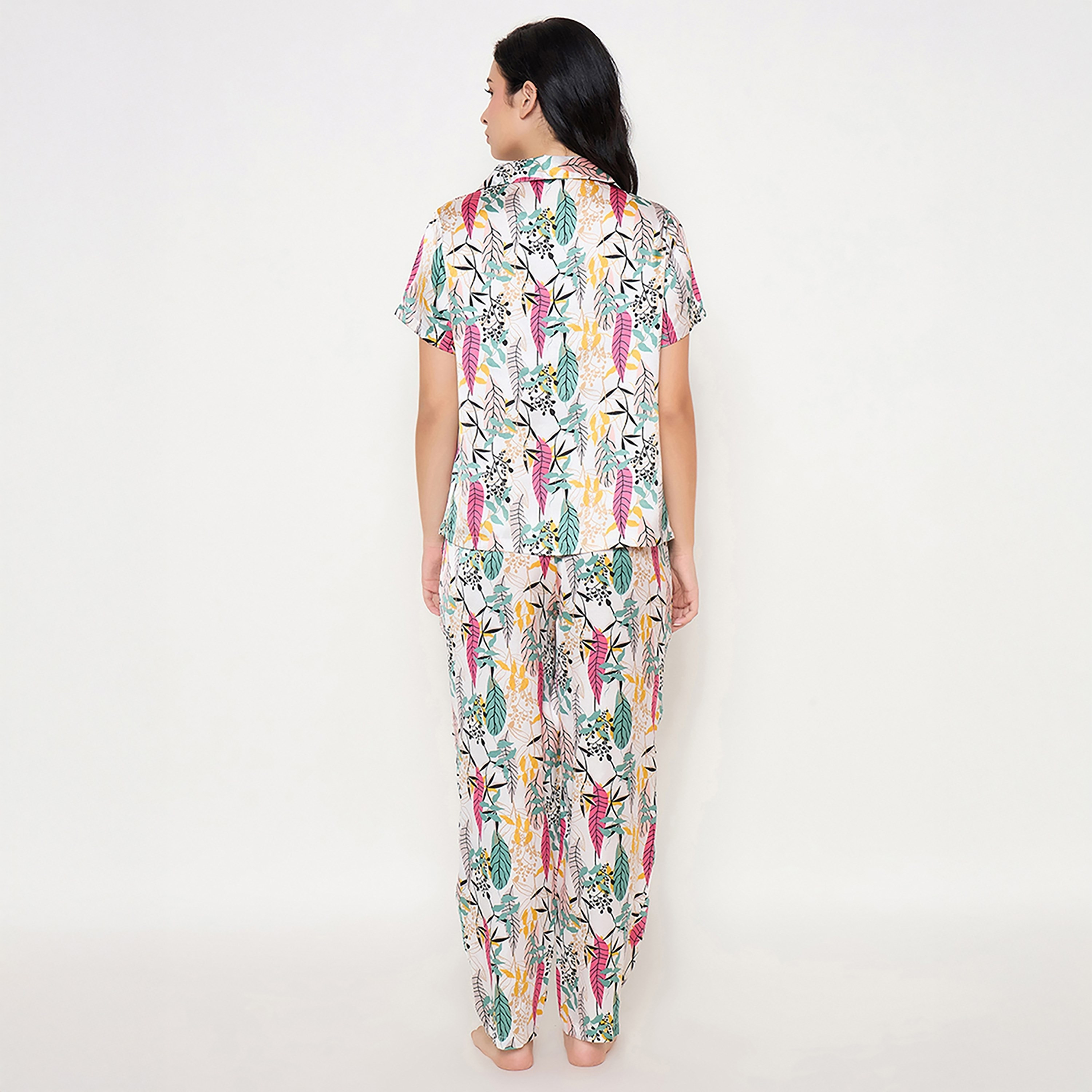 طقم قميص وبيجامة نسائي بطبعة بوتانيكال بأزرار باللون الأبيض من كلوفيا - ساتان-women-clothing-nightwear-pyjamas-longsets-image-4