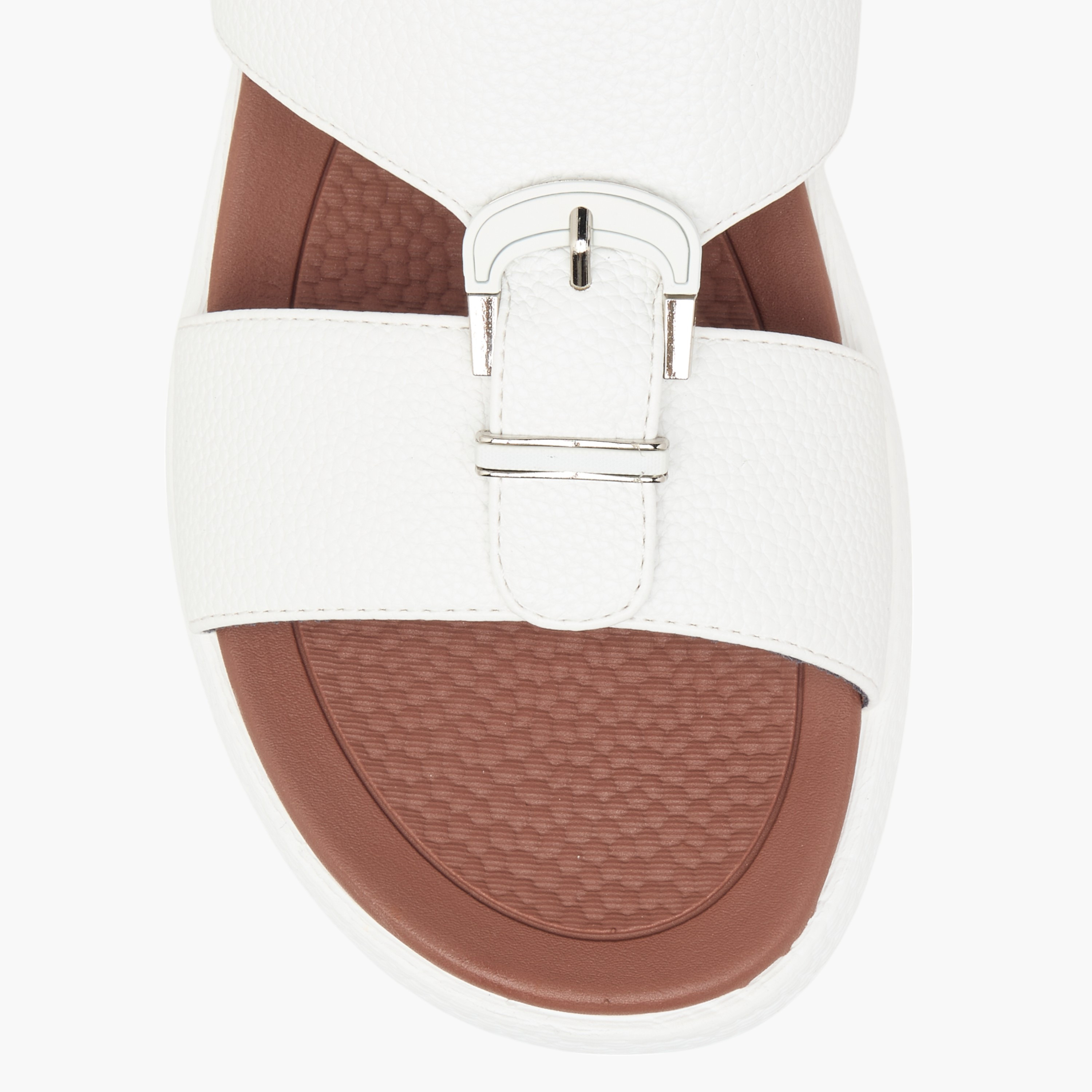 صندل عربي مريح سهل الارتداء بتفاصيل إبزيم من لو كونفرت-men-shoes-sandals-image-3
