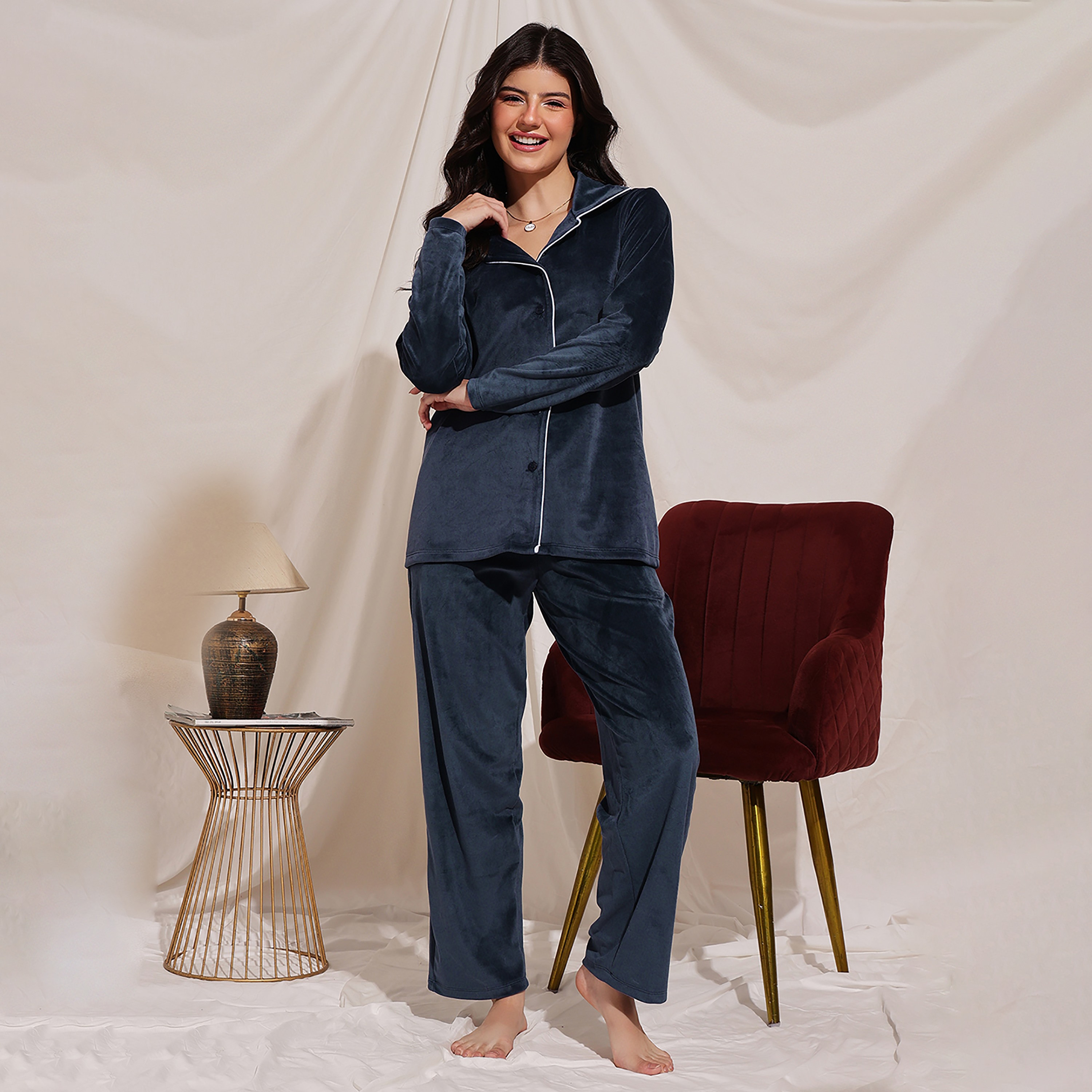 طقم قميص وبنطلون بيجامة نسائي بأزرار بلون كحلي من كلوفيا - فيلور (مخمل)-women-clothing-nightwear-pyjamas-longsets-image-1