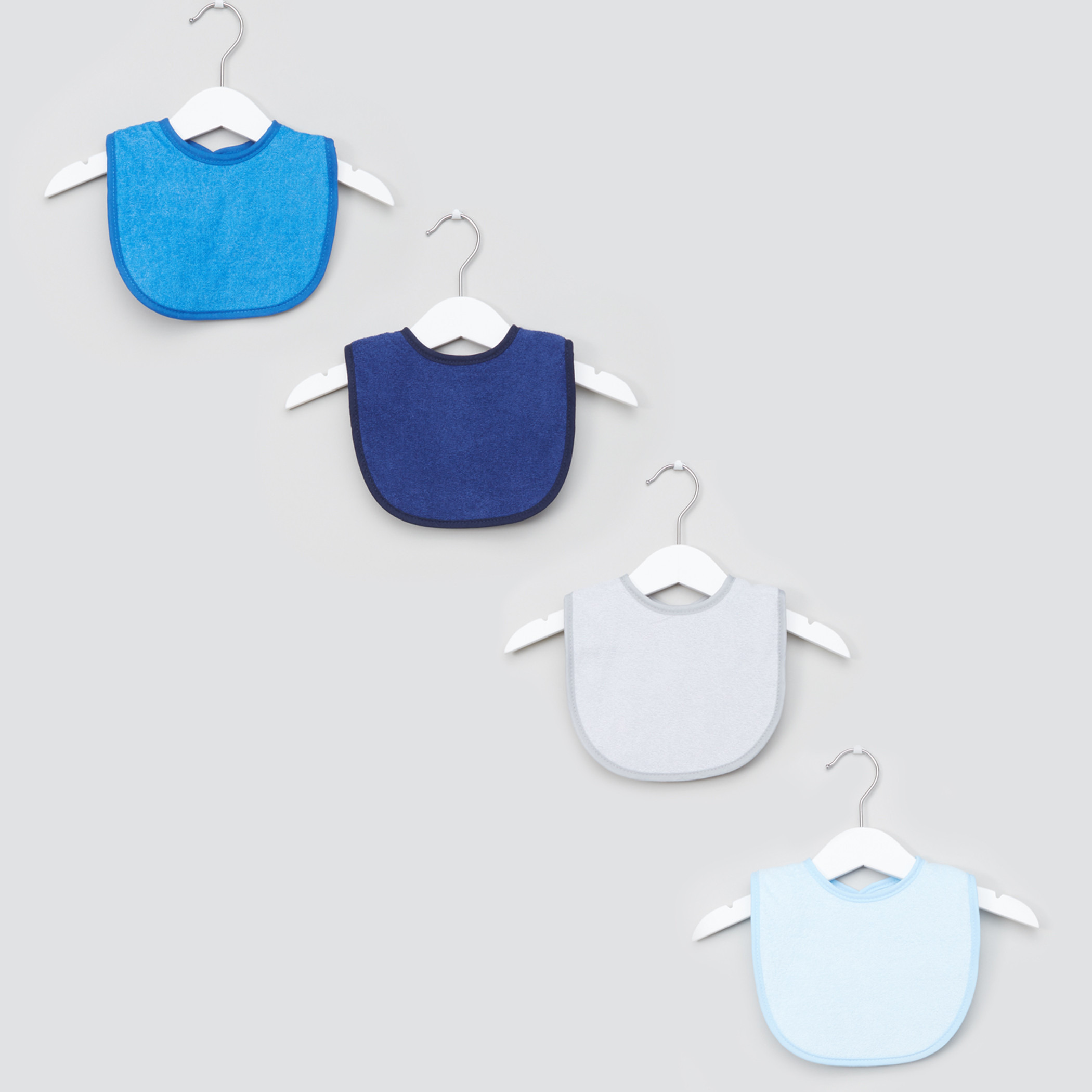 مريلة بتطريزات وإغلاق سهل - طقم من 4 قطع-baby-feeding-bibs-image-1