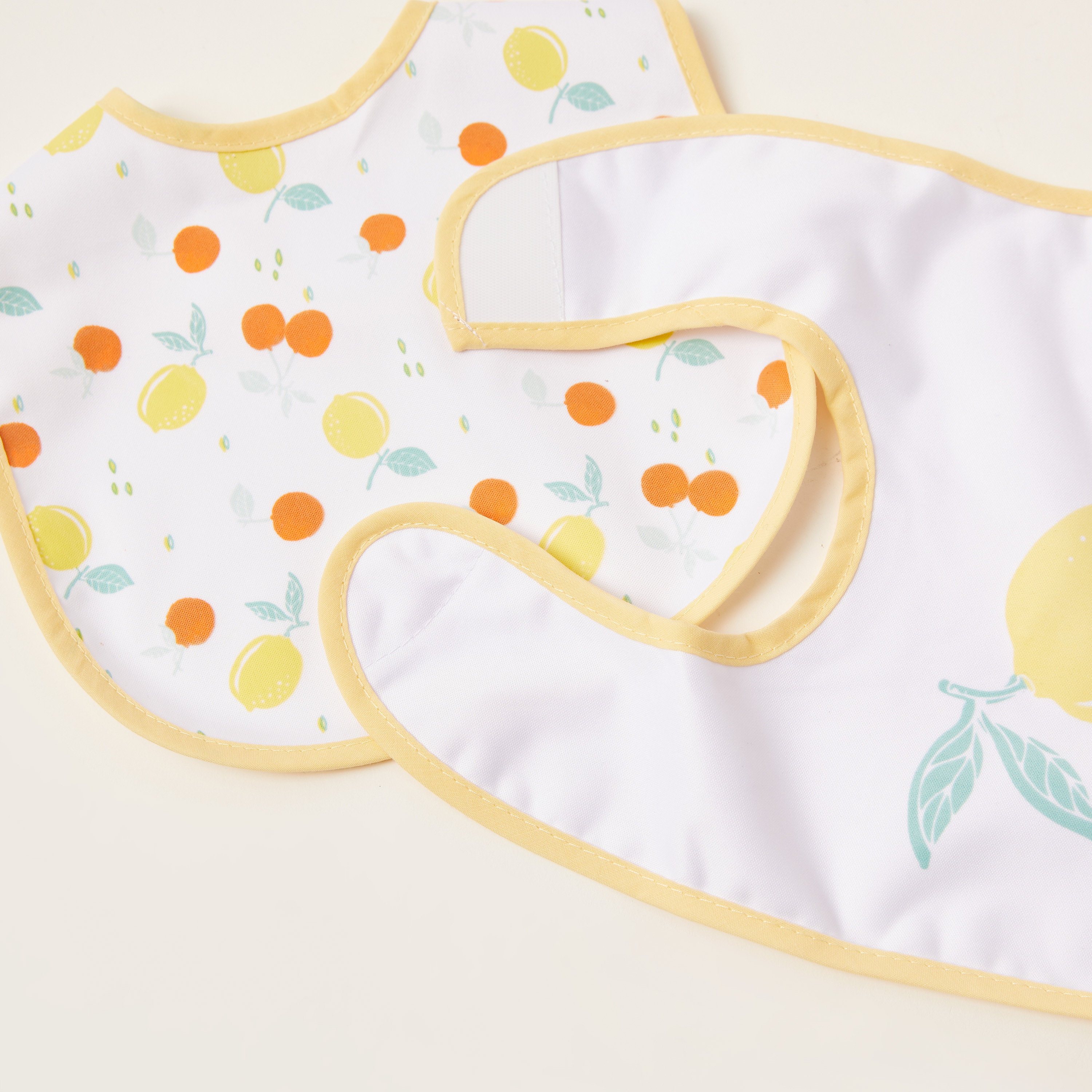 مرايل بطبعات وشريط إغلاق من جونيورز - طقم من قطعتين-baby-feeding-bibs-image-4