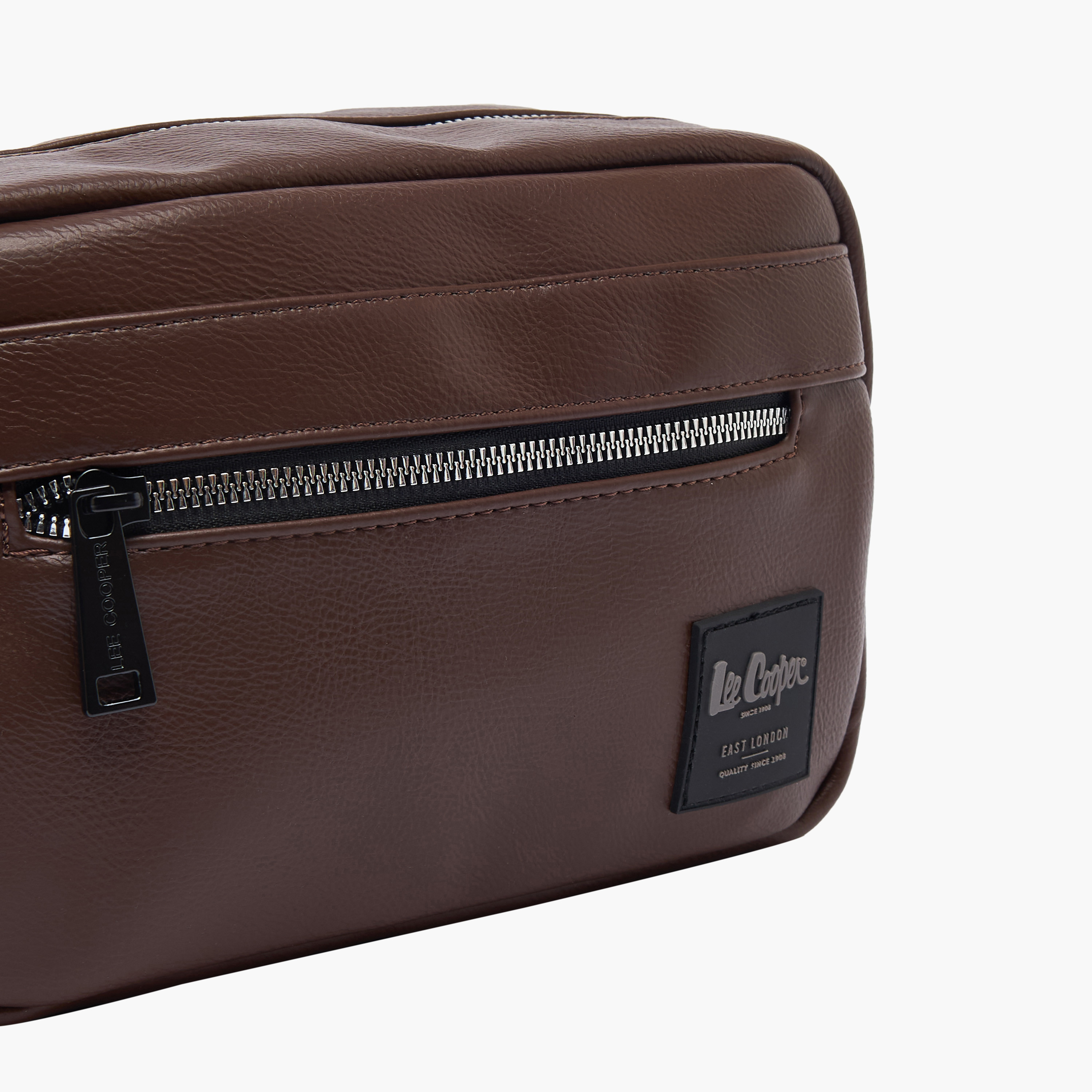 شنطة صغيرة بزخارف شعار للرجال من لي كوبر-travel-accessories-image-6