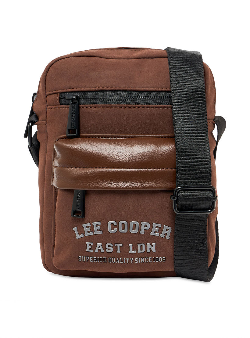 شنطة كروس بودي بطبعات شعار للرجال من لي كوبر-men-bags-image-1