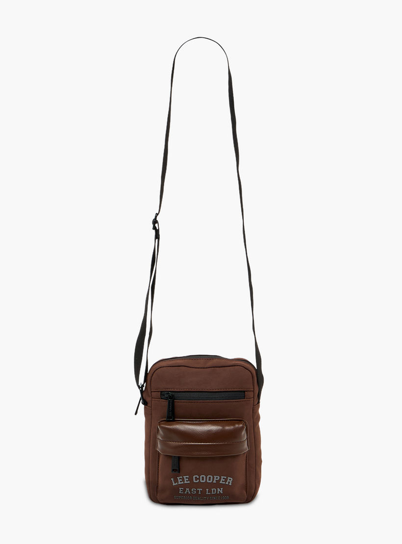 شنطة كروس بودي بطبعات شعار للرجال من لي كوبر-men-bags-image-2