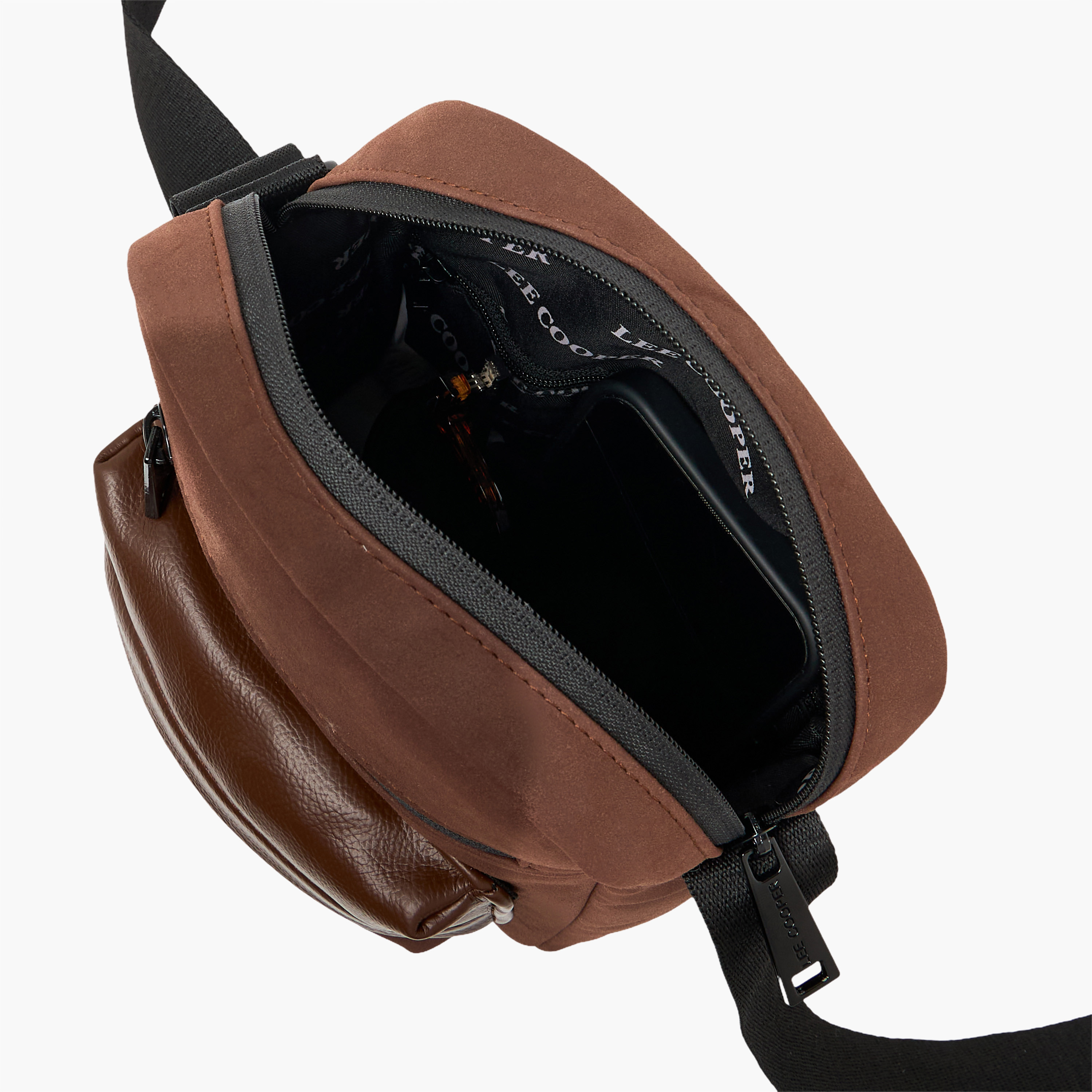 شنطة كروس بودي بطبعات شعار للرجال من لي كوبر-men-bags-image-6