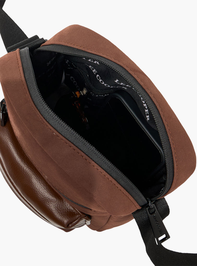 شنطة كروس بودي بطبعات شعار للرجال من لي كوبر-men-bags-image-6