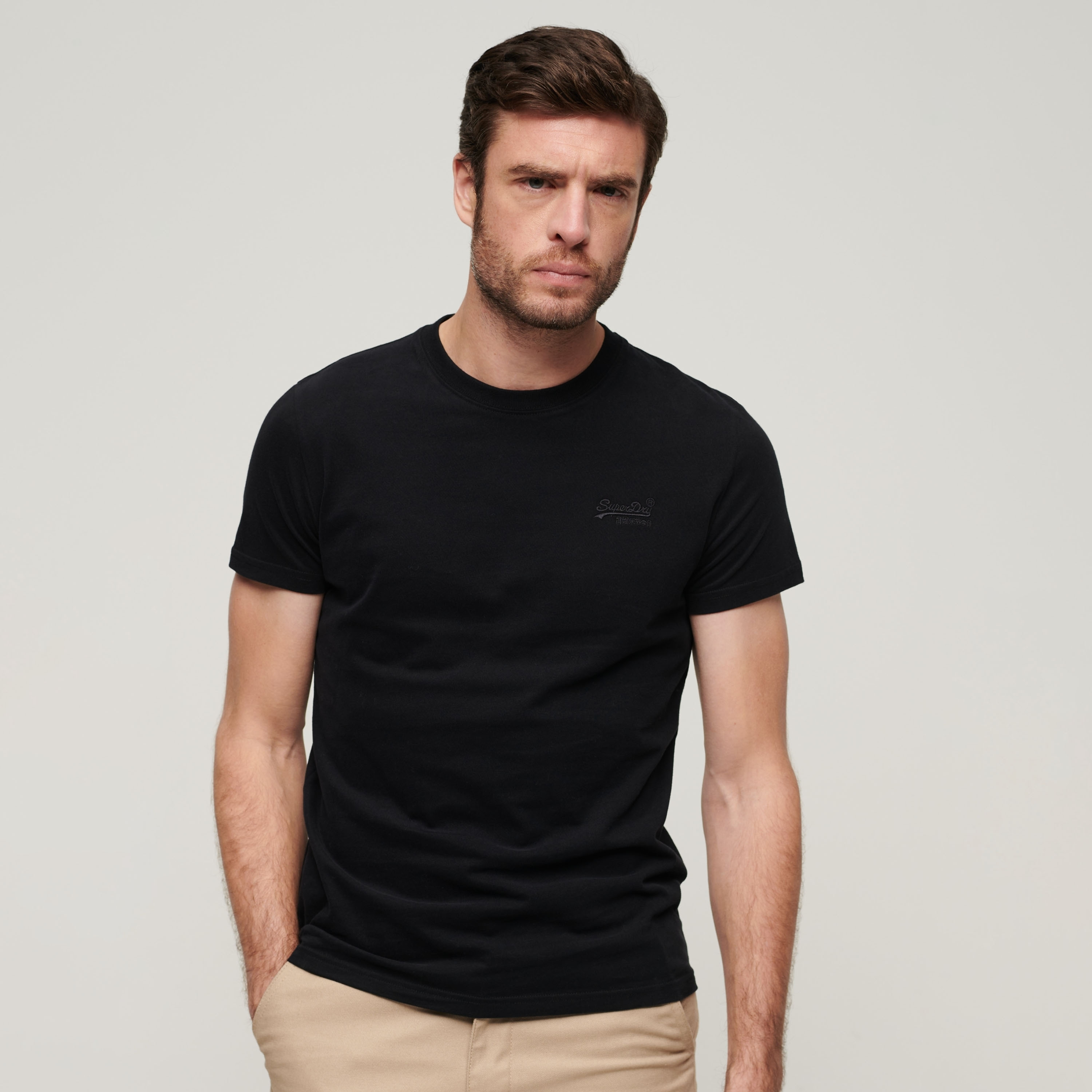 تيشيرت بياقة ضيقة وأكمام قصيرة وتفاصيل شعار من سوبر دراي-men-clothing-tshirtsandpolos-tshirts-image-1