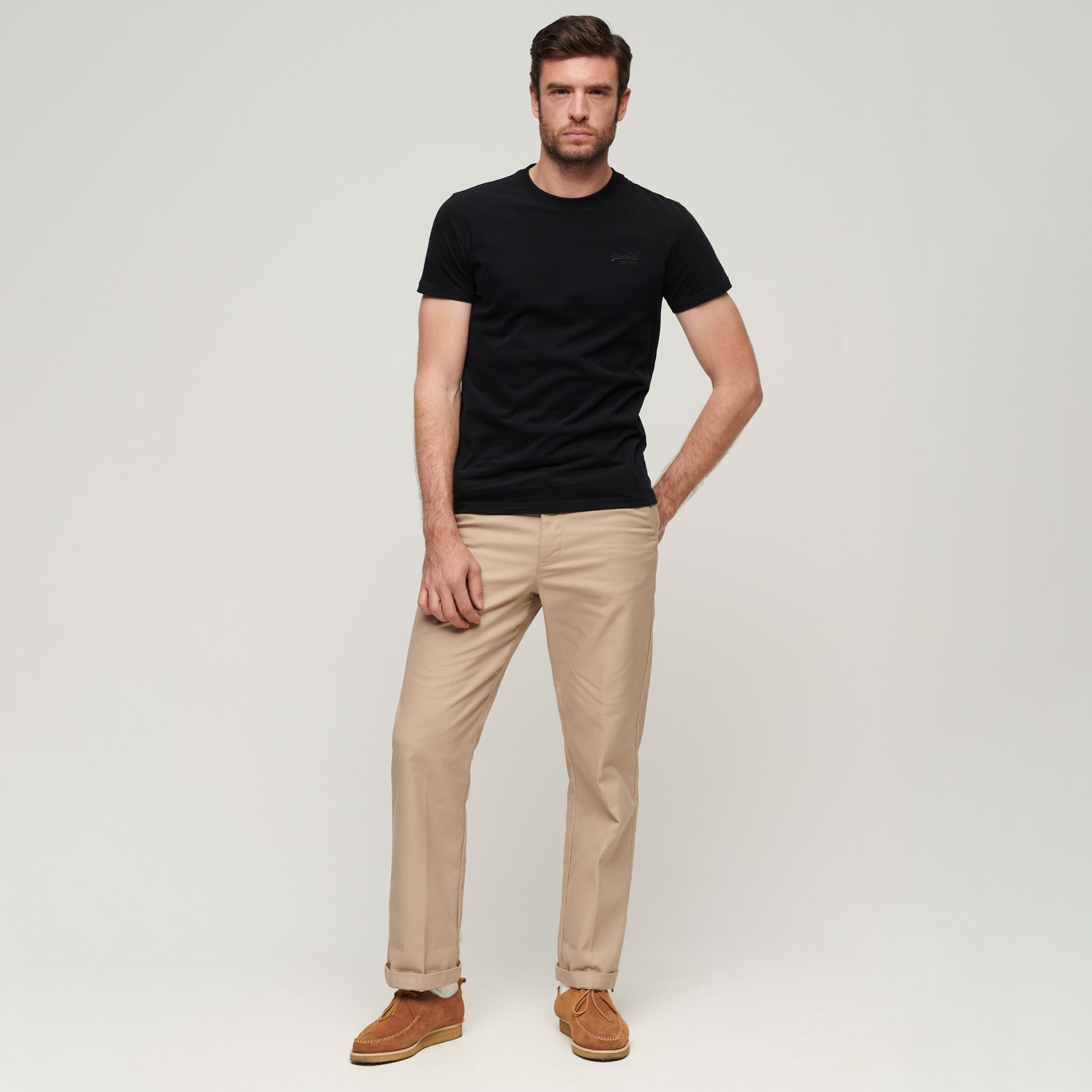 تيشيرت بياقة ضيقة وأكمام قصيرة وتفاصيل شعار من سوبر دراي-men-clothing-tshirtsandpolos-tshirts-image-2