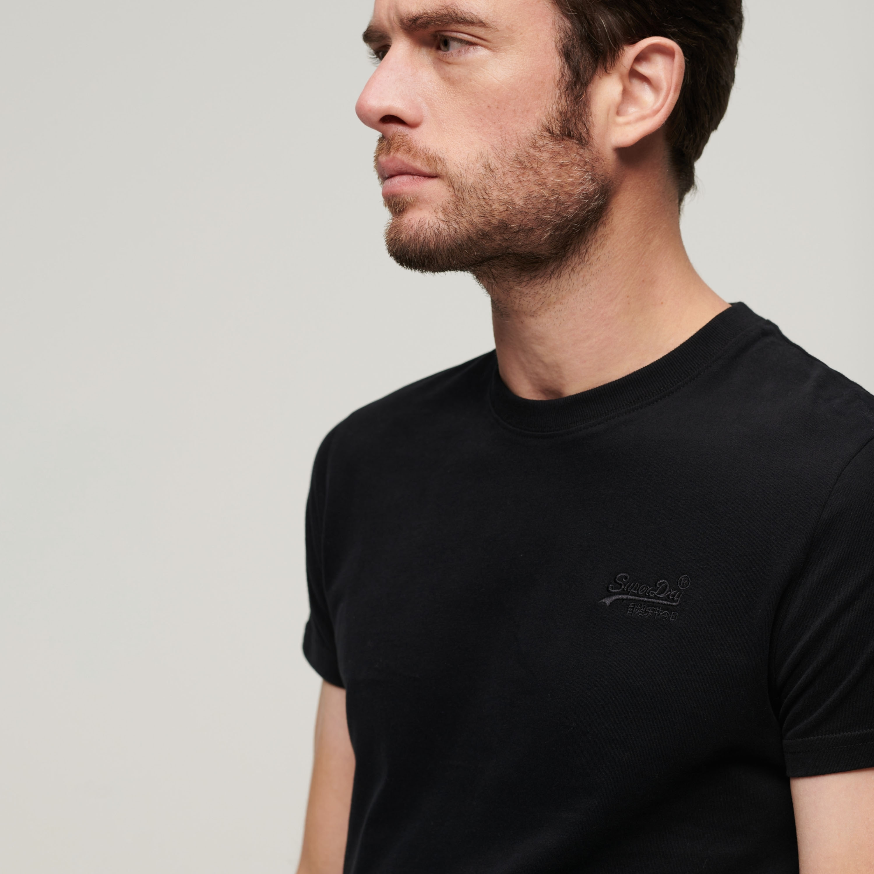 تيشيرت بياقة ضيقة وأكمام قصيرة وتفاصيل شعار من سوبر دراي-men-clothing-tshirtsandpolos-tshirts-image-3