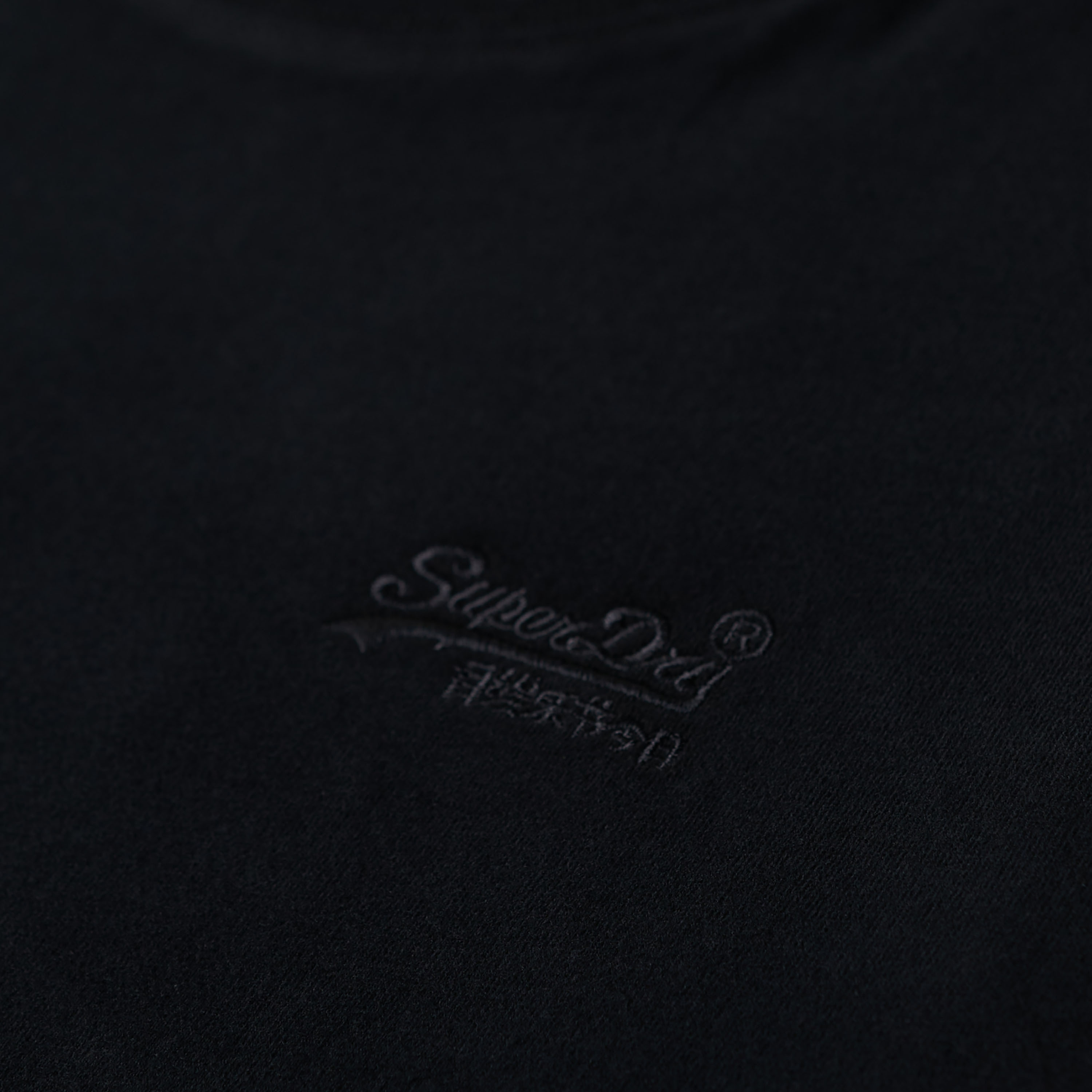 تيشيرت بياقة ضيقة وأكمام قصيرة وتفاصيل شعار من سوبر دراي-men-clothing-tshirtsandpolos-tshirts-image-4