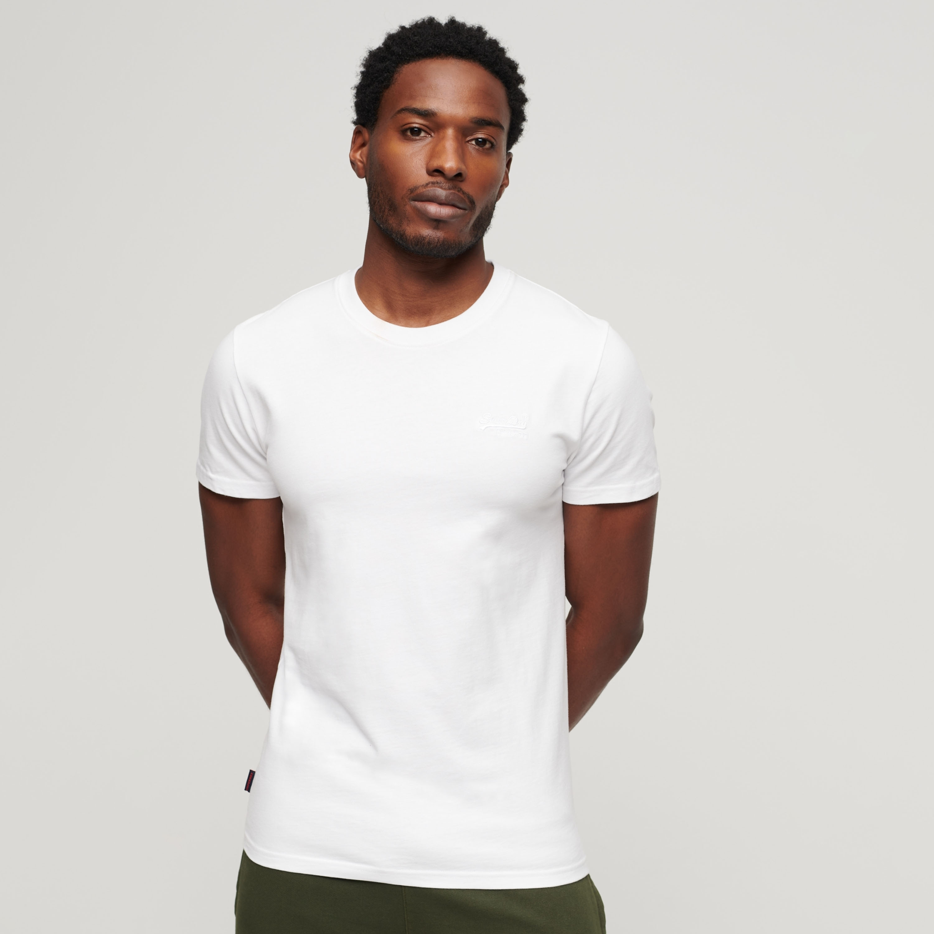 تيشيرت بياقة ضيقة وأكمام قصيرة وتفاصيل شعار من سوبر دراي-men-clothing-tshirtsandpolos-tshirts-image-5
