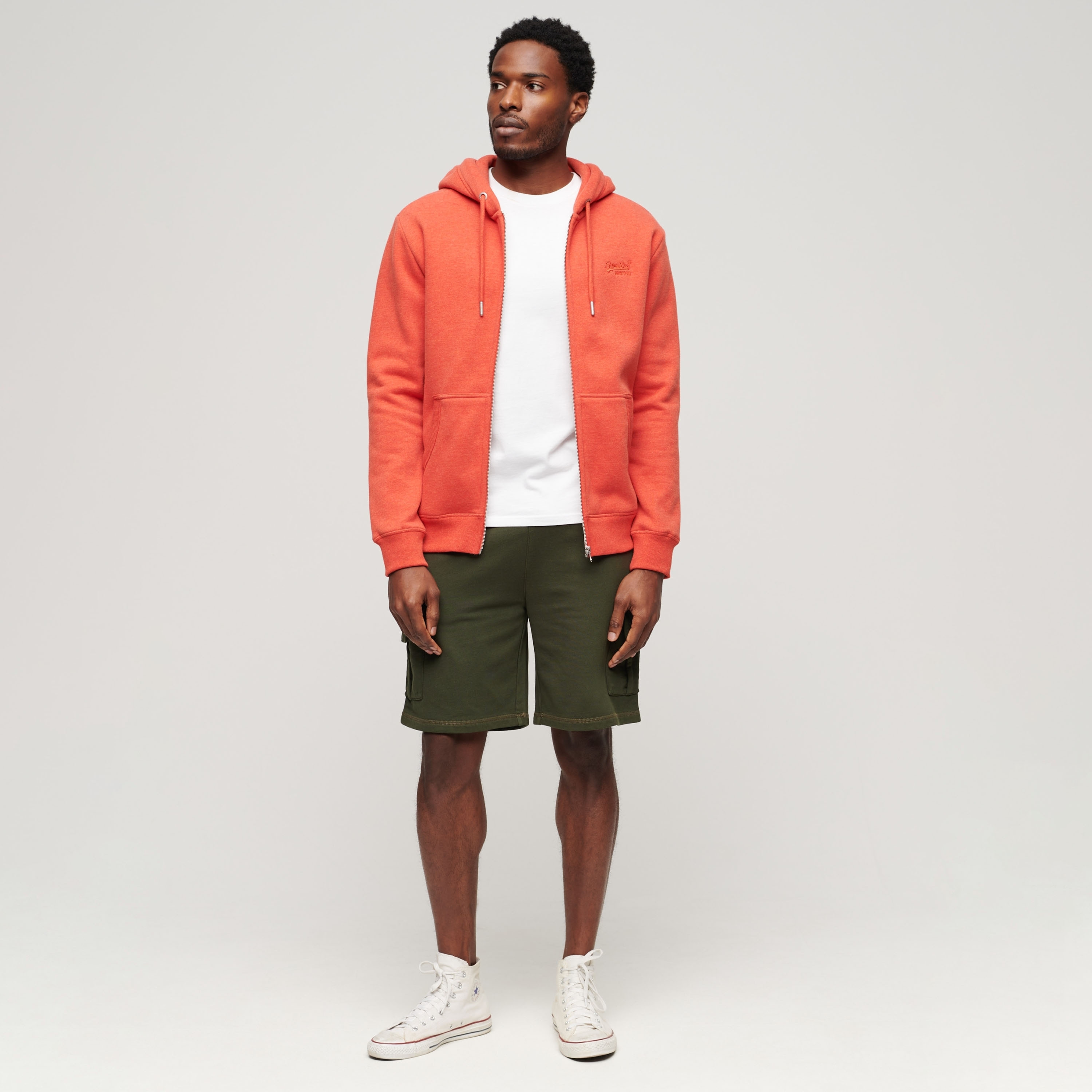 تيشيرت بياقة ضيقة وأكمام قصيرة وتفاصيل شعار من سوبر دراي-men-clothing-tshirtsandpolos-tshirts-image-6