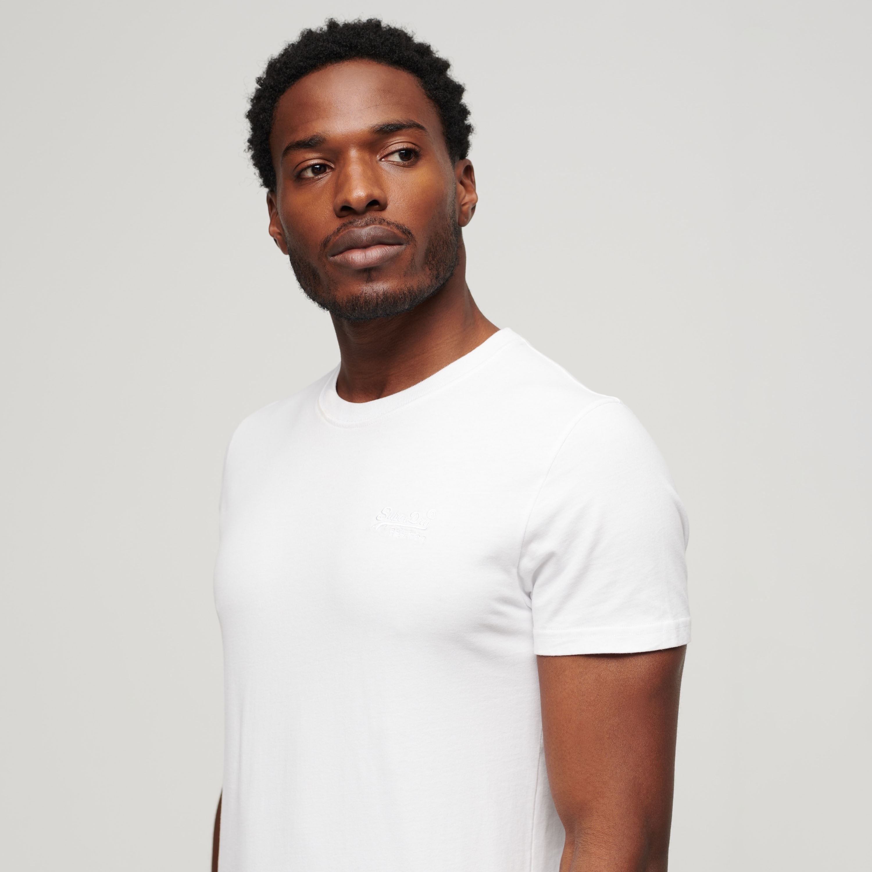 تيشيرت بياقة ضيقة وأكمام قصيرة وتفاصيل شعار من سوبر دراي-men-clothing-tshirtsandpolos-tshirts-image-7