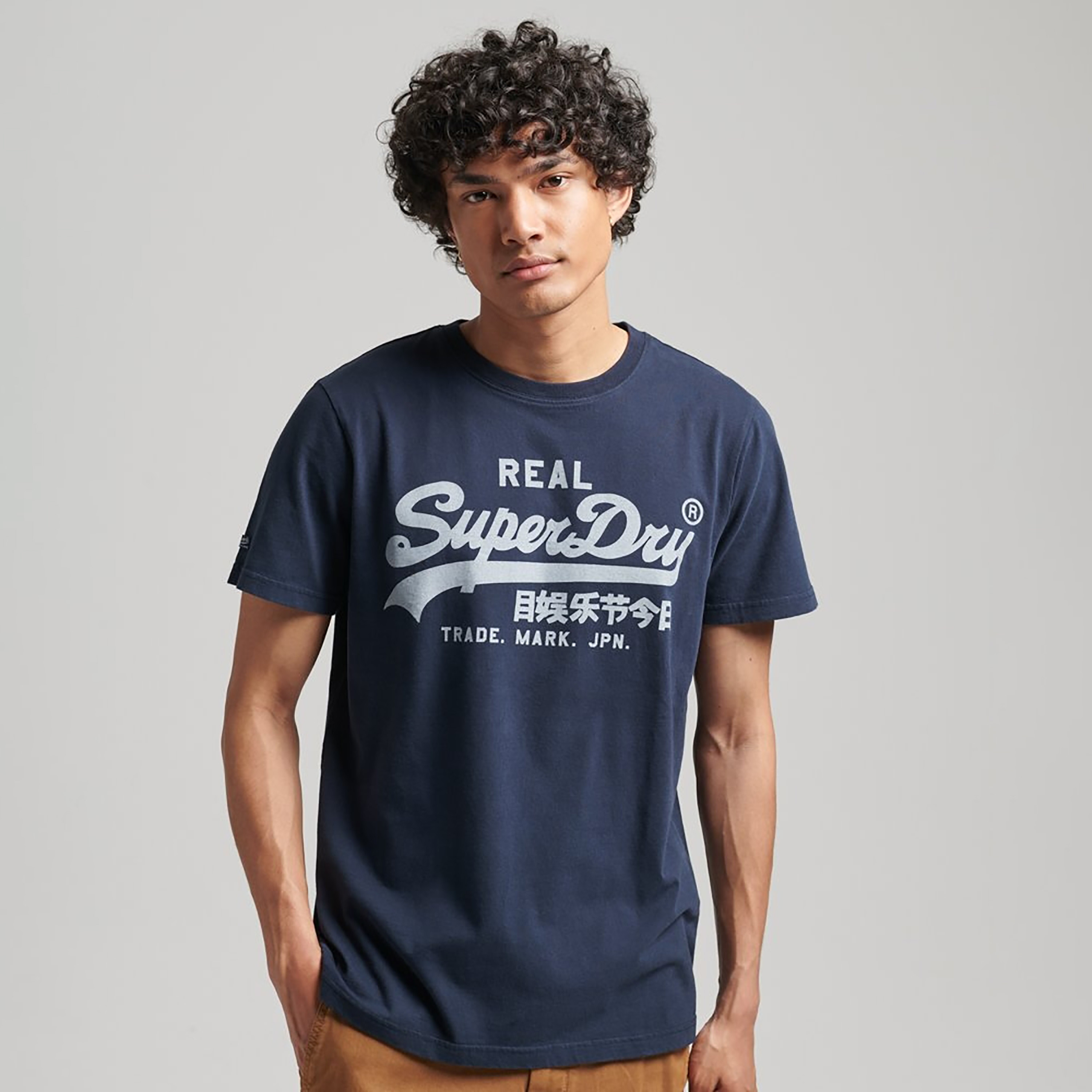 تيشيرت سوبردراي بطبعة شعار وأكمام قصيرة ورقبة دائرية-men-clothing-tshirtsandpolos-tshirts-image-1