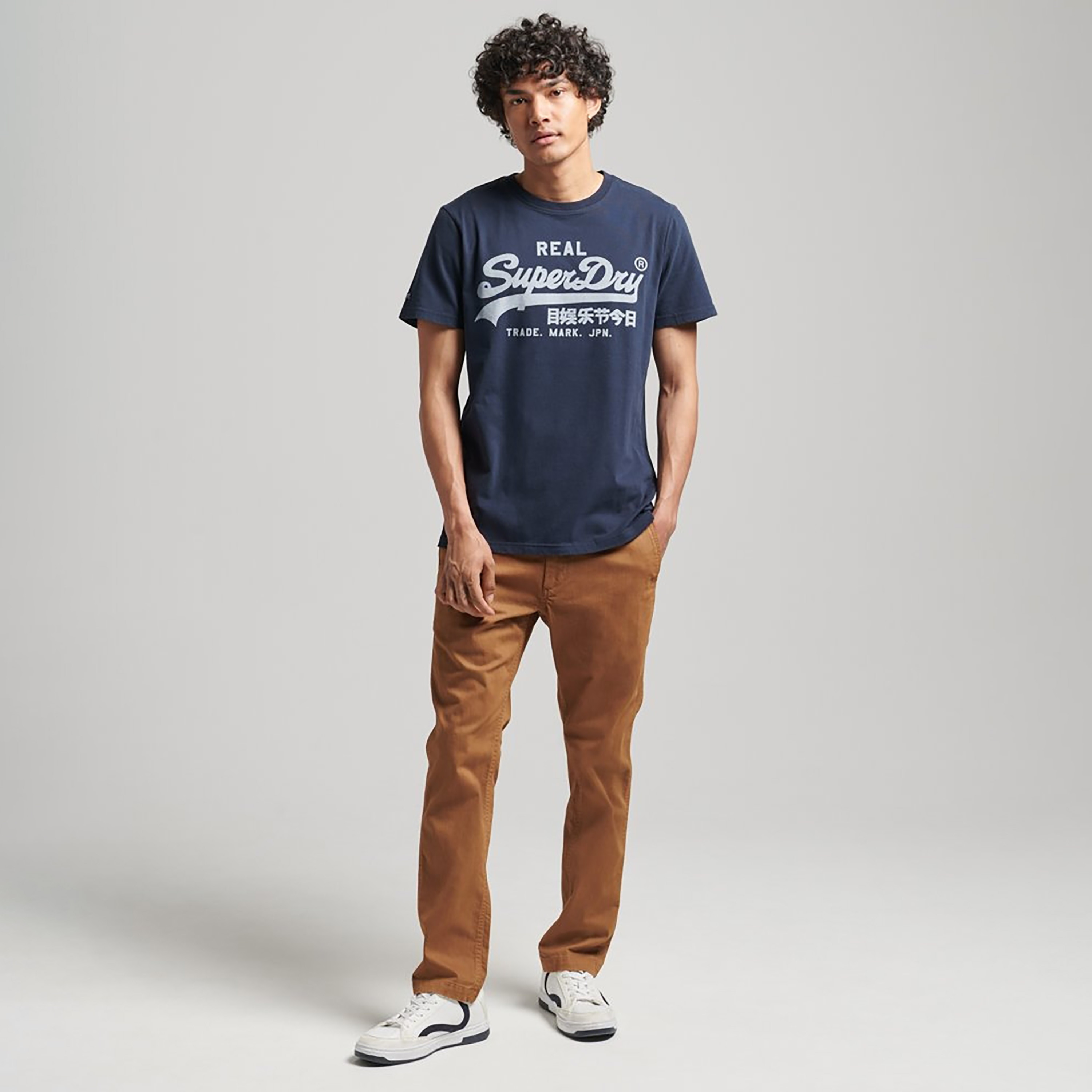 تيشيرت سوبردراي بطبعة شعار وأكمام قصيرة ورقبة دائرية-men-clothing-tshirtsandpolos-tshirts-image-2