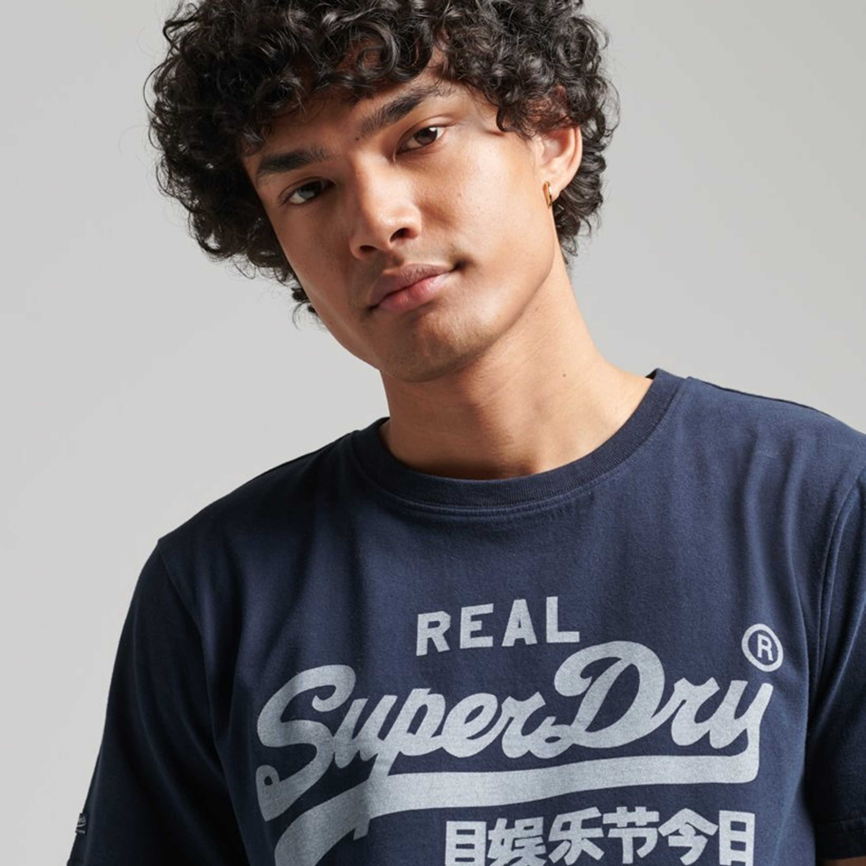 تيشيرت سوبردراي بطبعة شعار وأكمام قصيرة ورقبة دائرية-men-clothing-tshirtsandpolos-tshirts-image-3