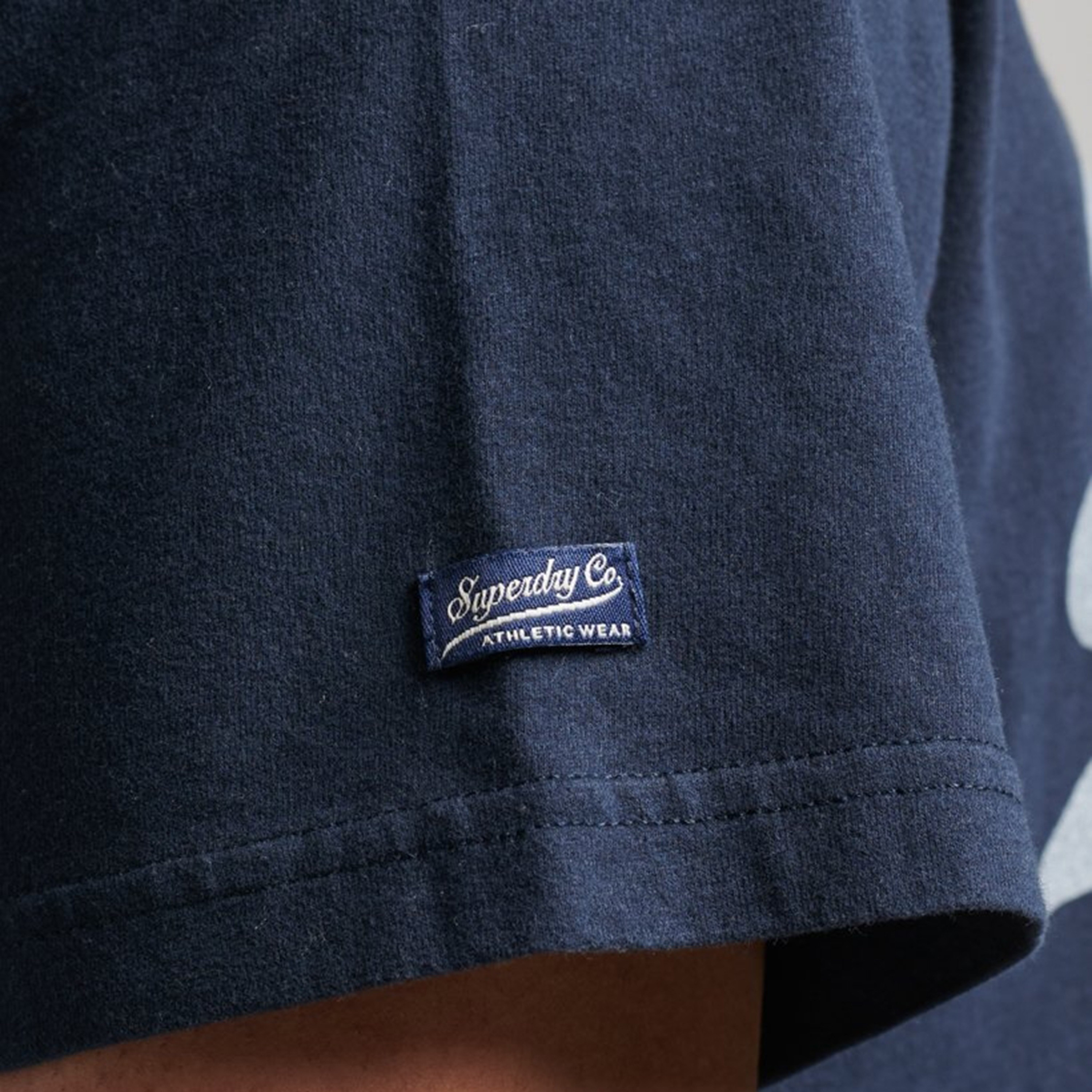 تيشيرت سوبردراي بطبعة شعار وأكمام قصيرة ورقبة دائرية-men-clothing-tshirtsandpolos-tshirts-image-4