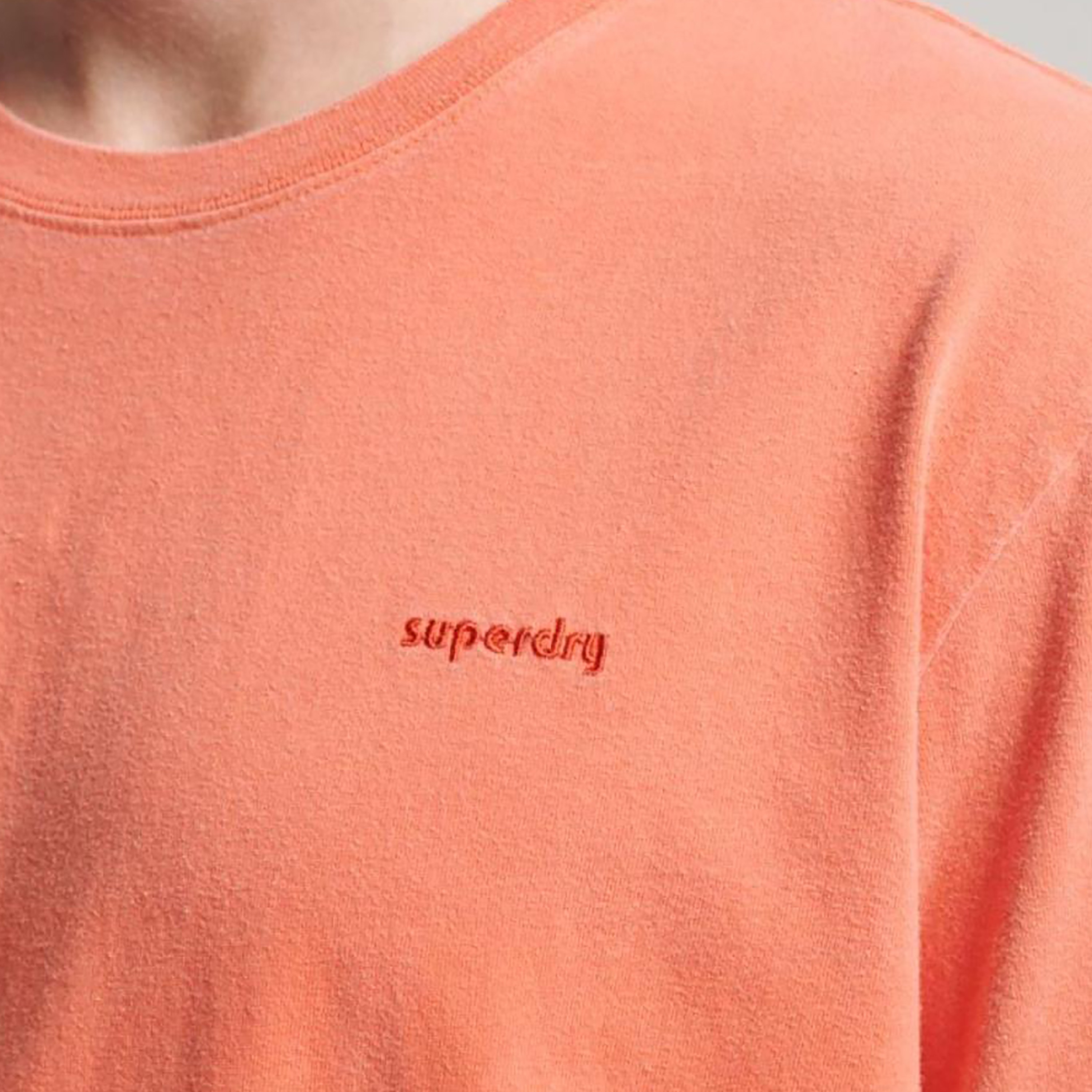 تيشيرت بأكمام قصيرة وياقة دائرية مع شعار من سوبردراي-men-clothing-tshirtsandpolos-tshirts-image-3