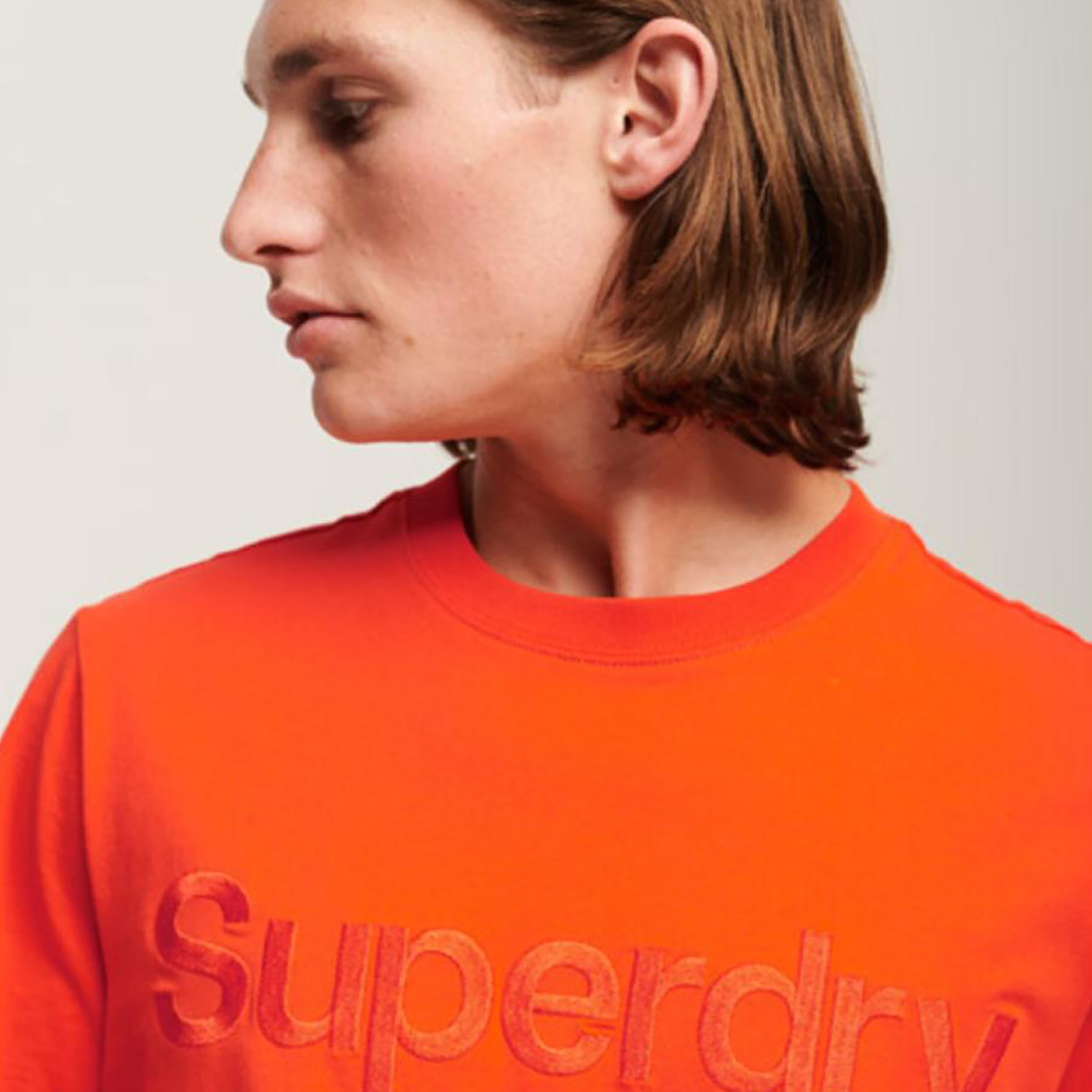 تيشيرت بأكمام قصيرة وياقة دائرية وشعار مطرز من سوبردراي-men-clothing-tshirtsandpolos-tshirts-image-3