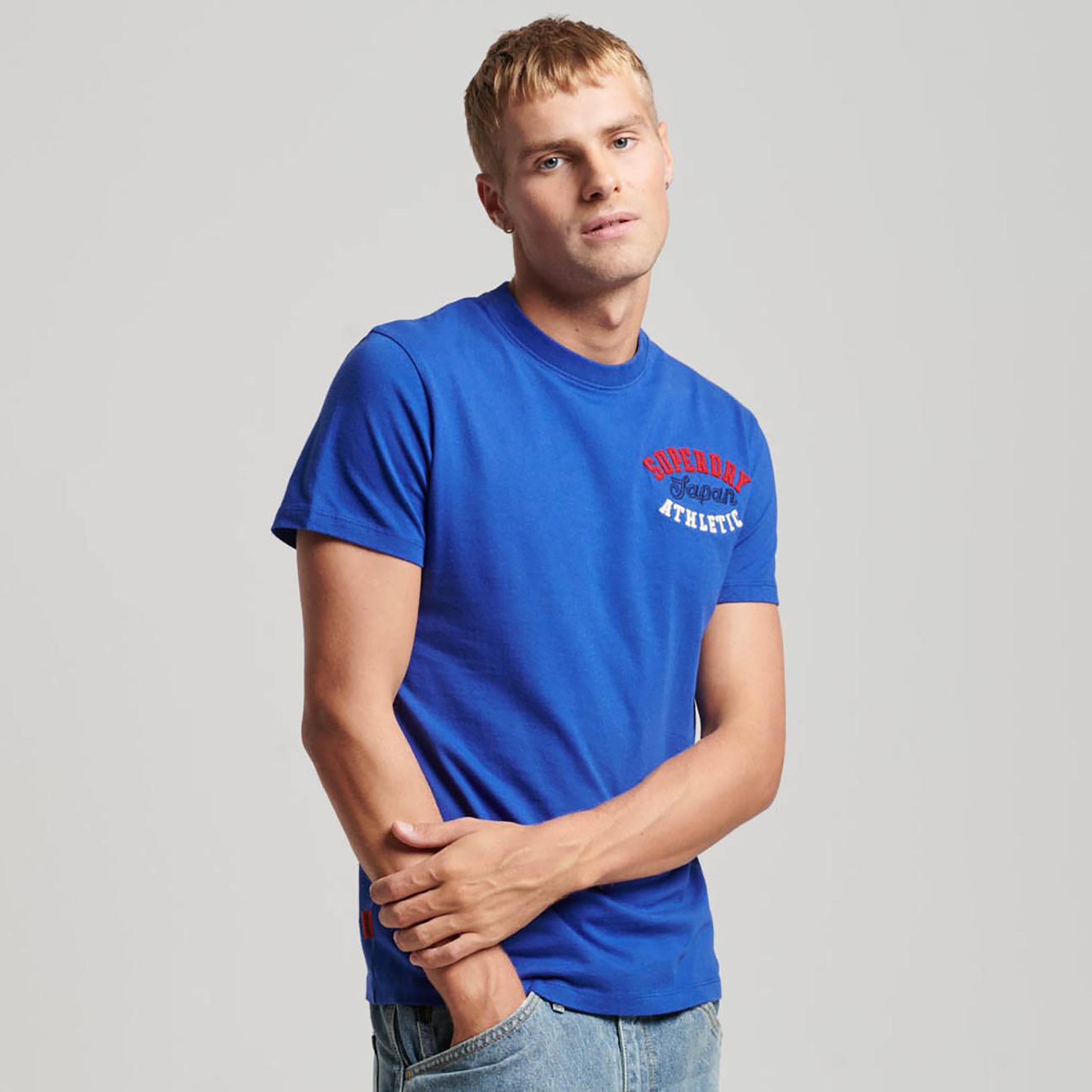 تيشيرت بأكمام قصيرة وياقة دائرية وشعار مطرز من سوبردراي-men-clothing-tshirtsandpolos-tshirts-image-1