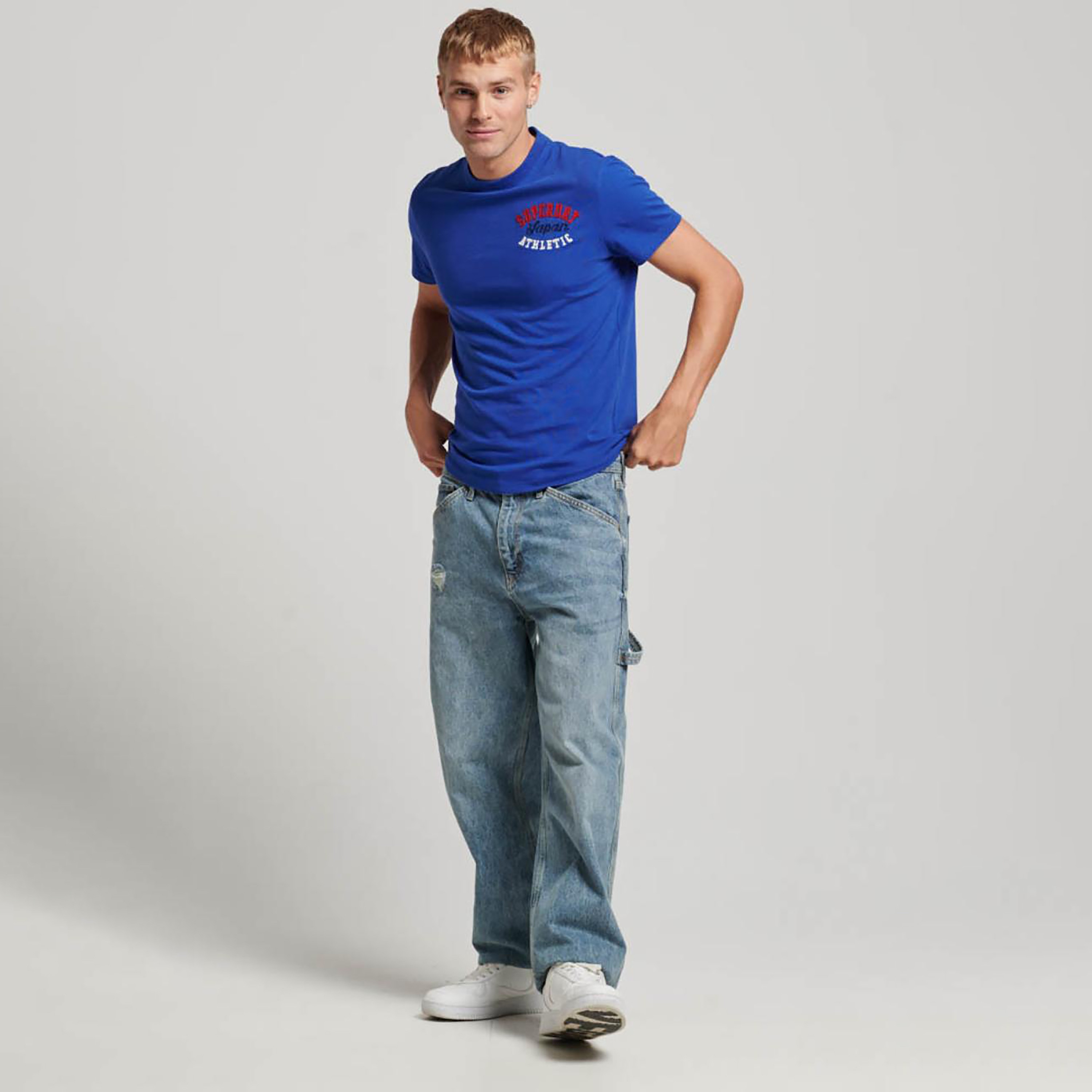 تيشيرت بأكمام قصيرة وياقة دائرية وشعار مطرز من سوبردراي-men-clothing-tshirtsandpolos-tshirts-image-2