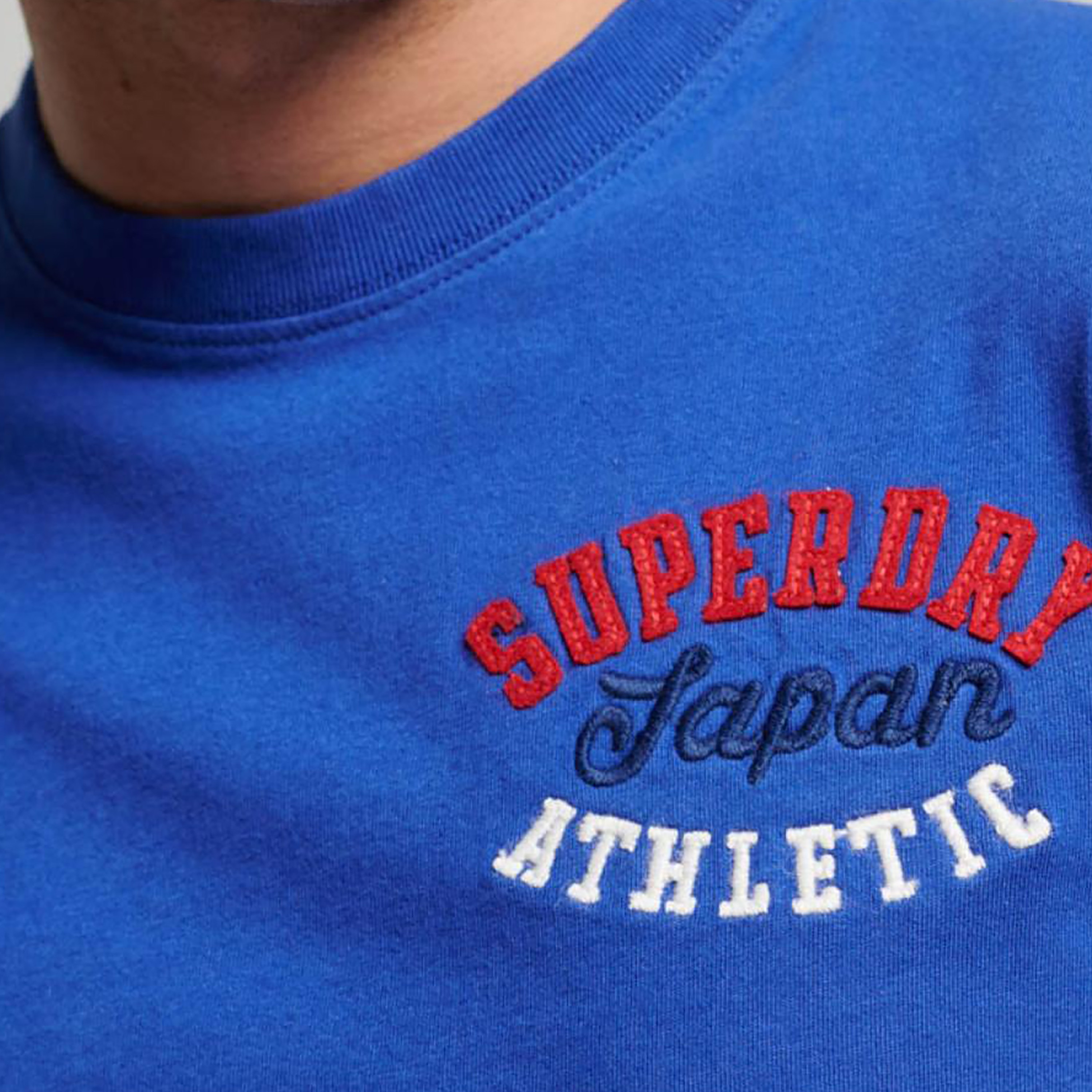 تيشيرت بأكمام قصيرة وياقة دائرية وشعار مطرز من سوبردراي-men-clothing-tshirtsandpolos-tshirts-image-3
