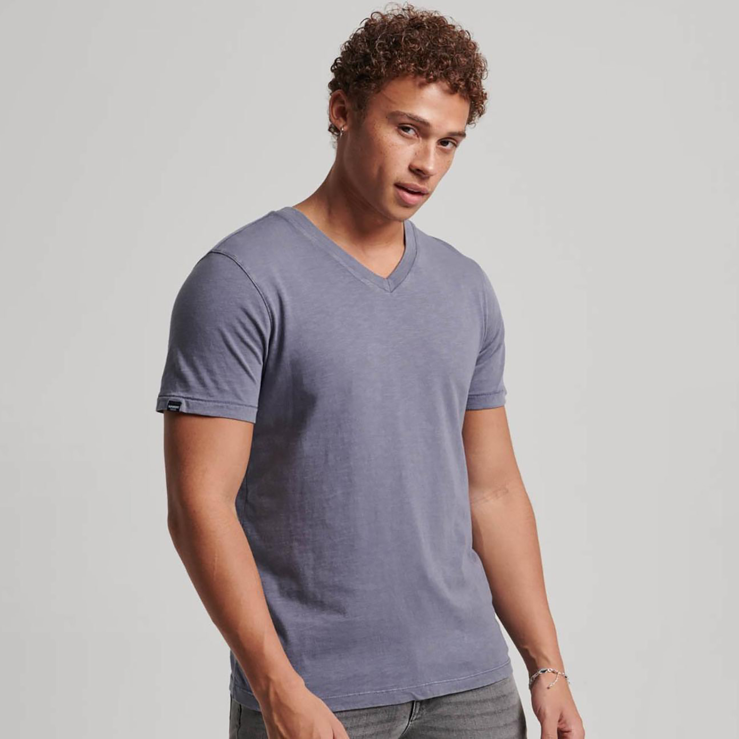 تيشيرت بأكمام قصيرة وياقة على شكل وى سادة من سوبردراي-men-clothing-tshirtsandpolos-tshirts-image-1
