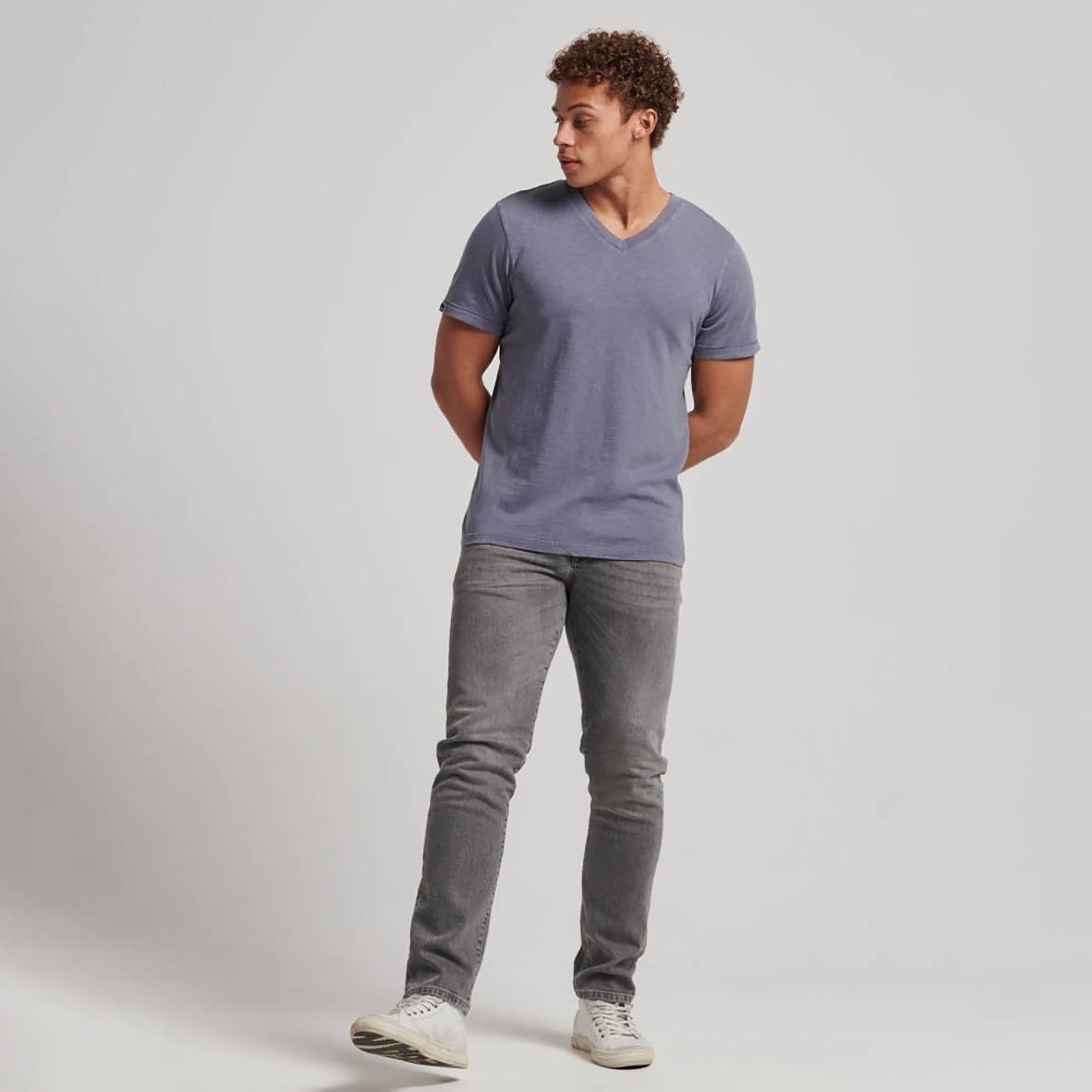 تيشيرت بأكمام قصيرة وياقة على شكل وى سادة من سوبردراي-men-clothing-tshirtsandpolos-tshirts-image-2