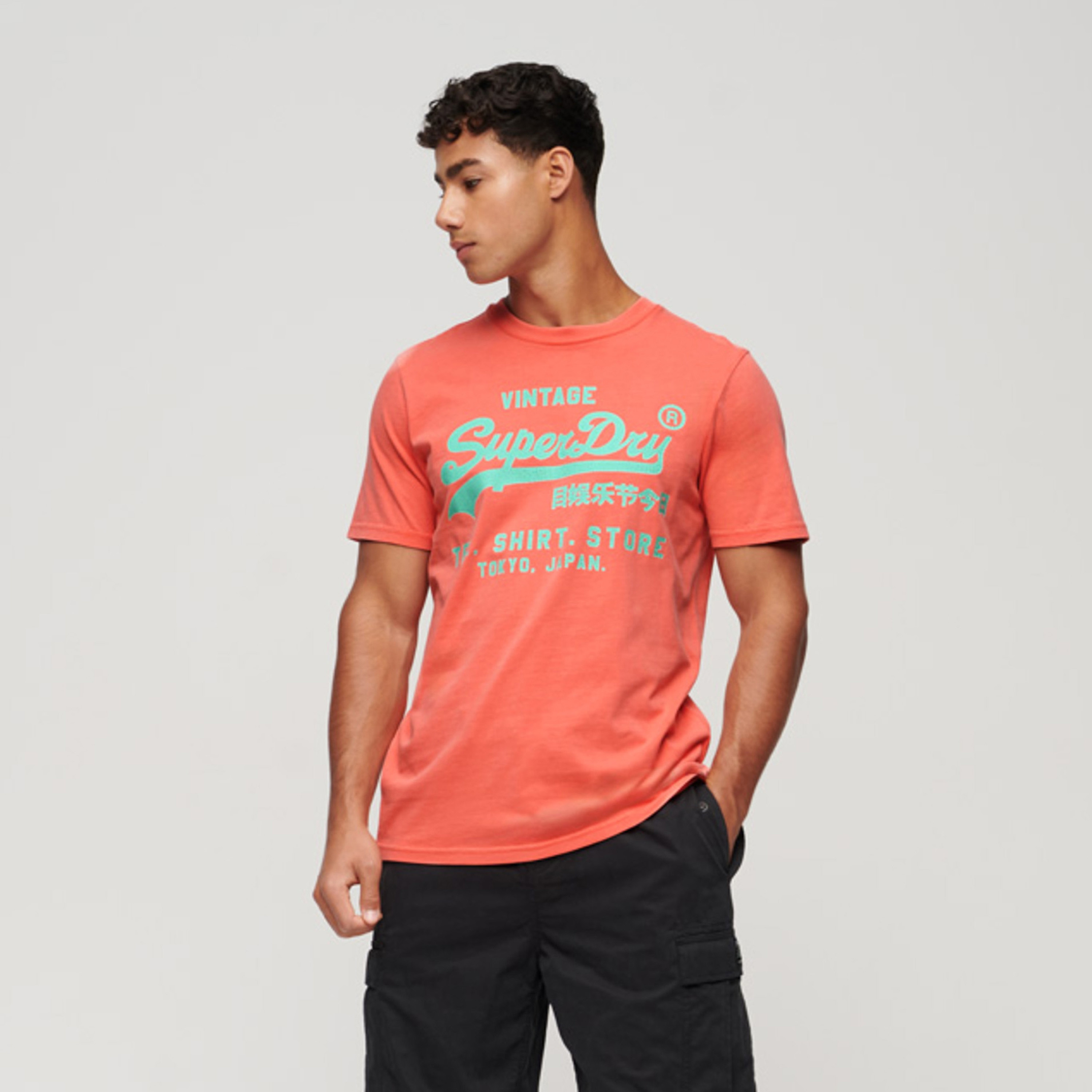 تيشيرت سوبردراي بأكمام قصيرة وياقة دائرية مع شعار-men-clothing-tshirtsandpolos-tshirts-image-1