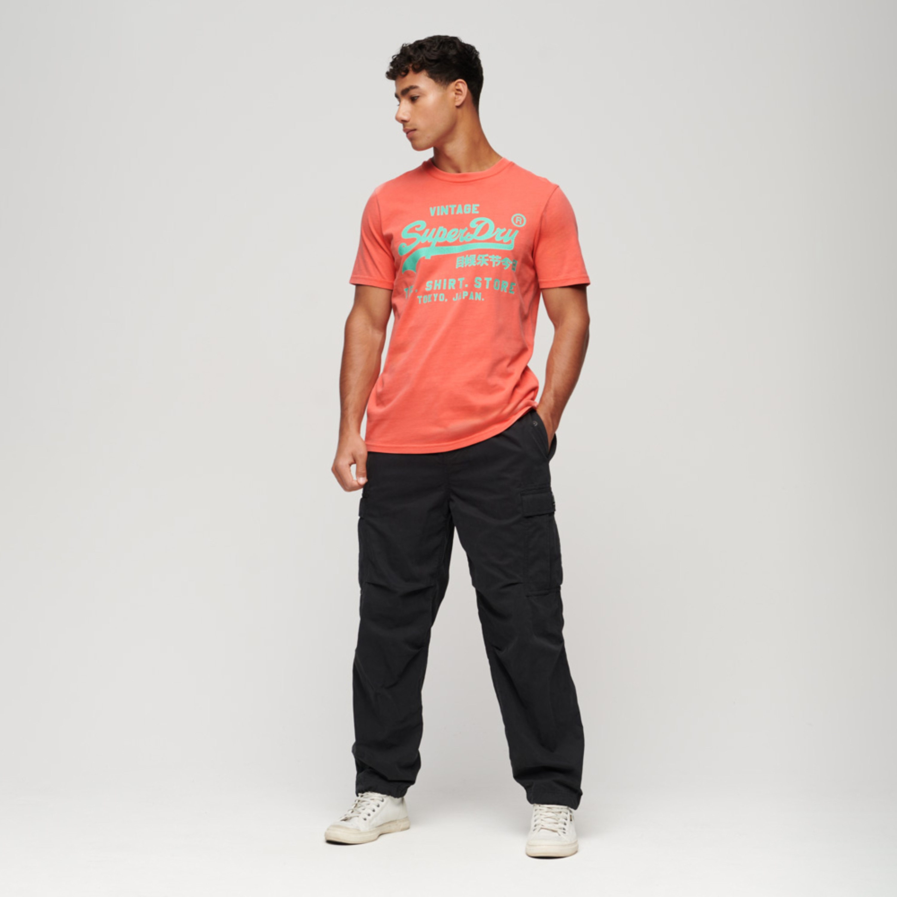 تيشيرت سوبردراي بأكمام قصيرة وياقة دائرية مع شعار-men-clothing-tshirtsandpolos-tshirts-image-2
