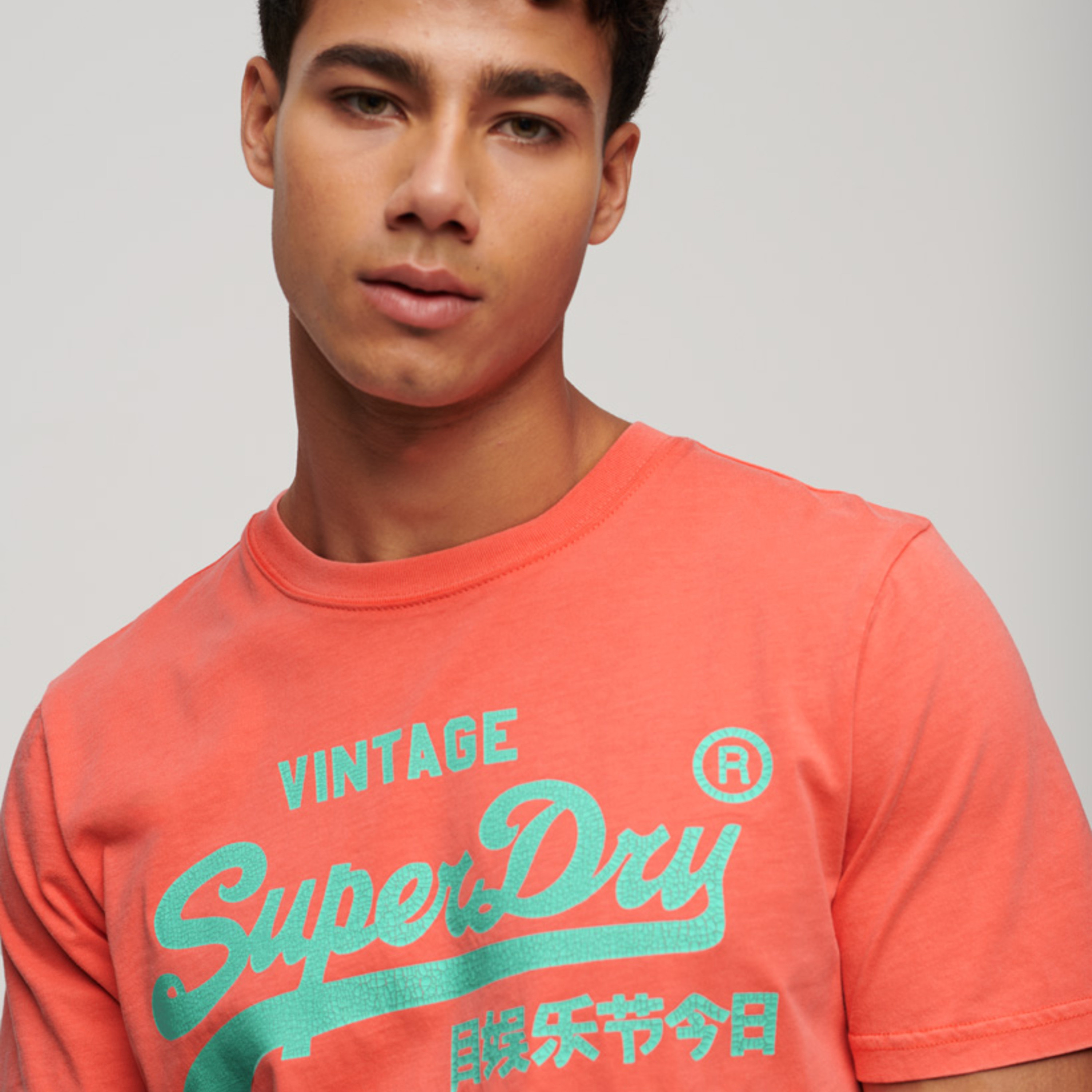 تيشيرت سوبردراي بأكمام قصيرة وياقة دائرية مع شعار-men-clothing-tshirtsandpolos-tshirts-image-3