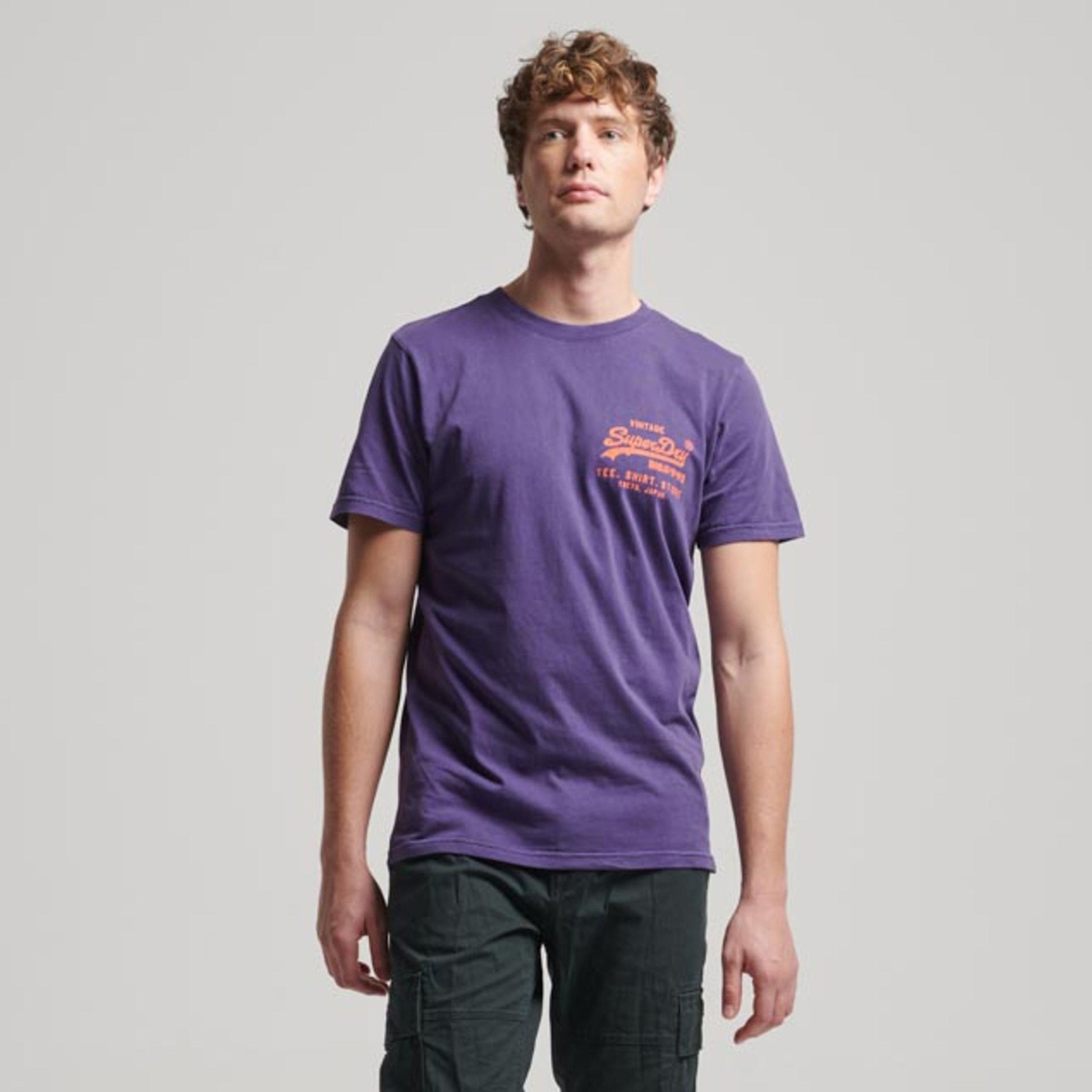 تيشيرت سوبردراي بأكمام قصيرة وياقة دائرية مع شعار-men-clothing-tshirtsandpolos-tshirts-image-1
