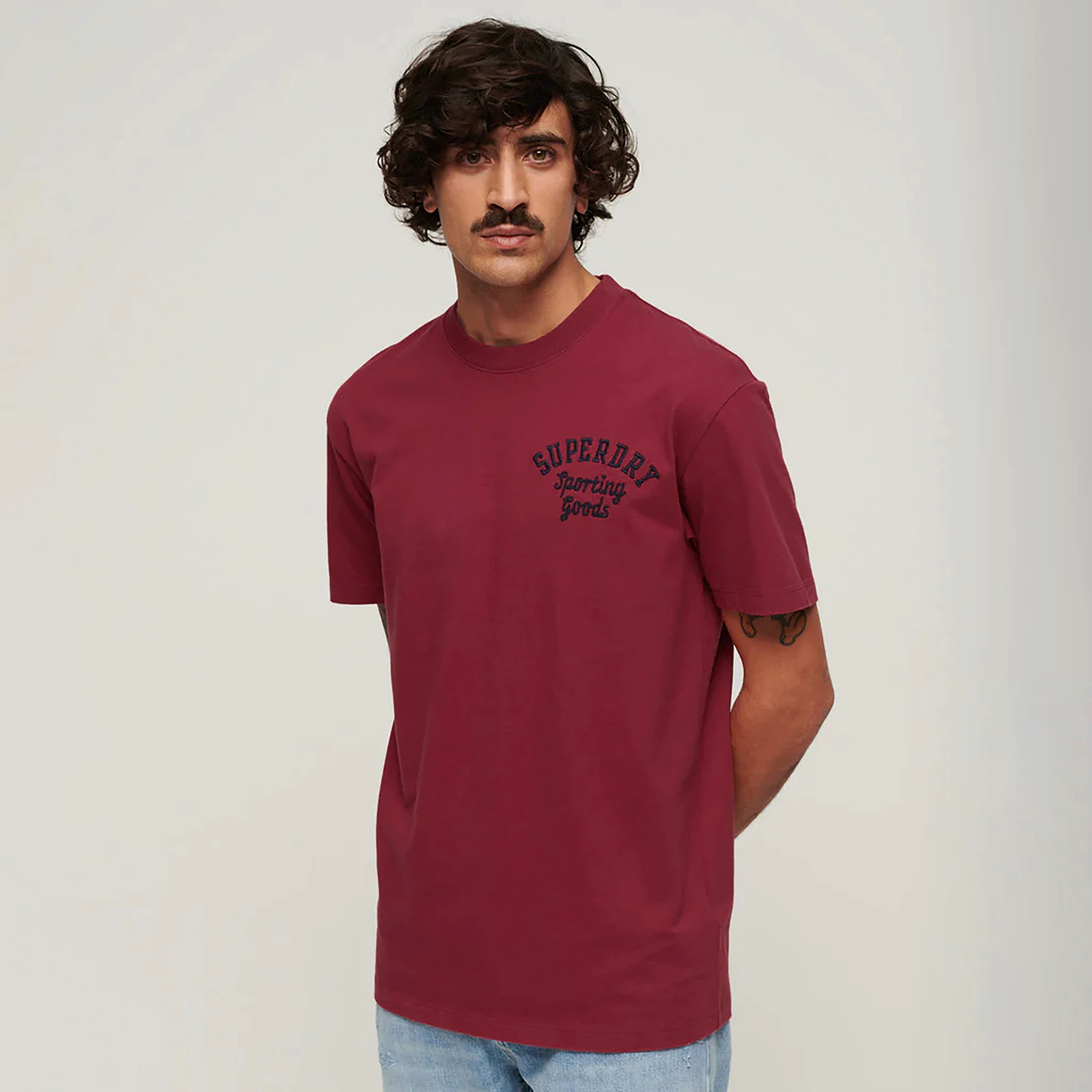 تيشيرت سوبردراي مطرز بطبعة شعار وأكمام قصيرة ورقبة دائرية-men-clothing-tshirtsandpolos-tshirts-image-1