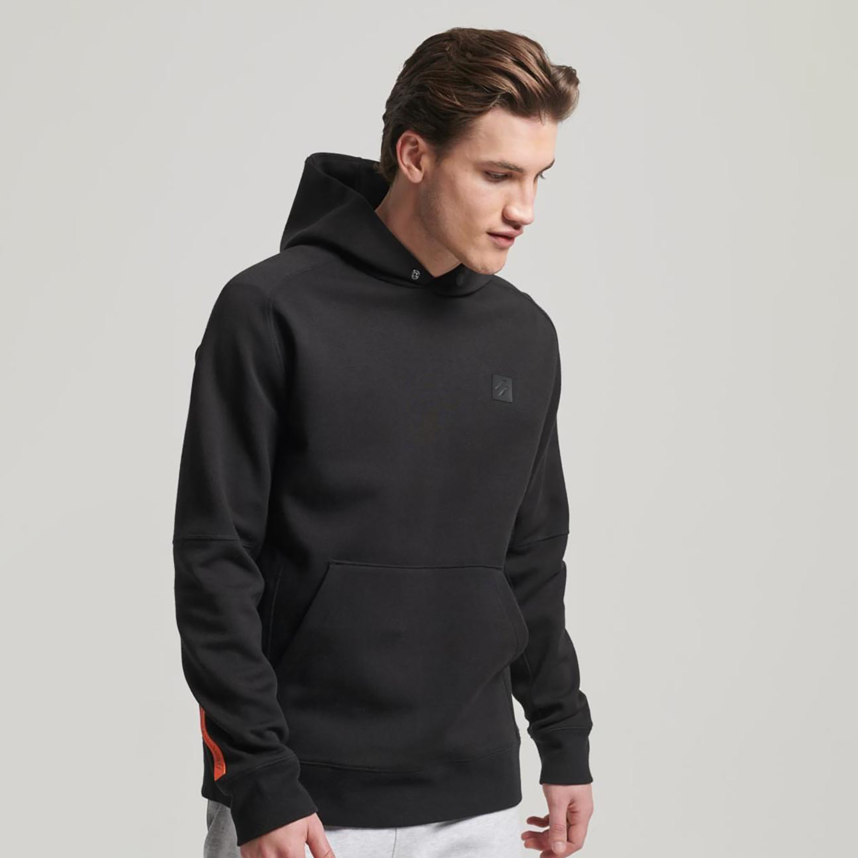 هوديي بشعار من سوبردراي مع جيب كانجارو-men-winterwear-hoodiesandsweatshirts-image-1