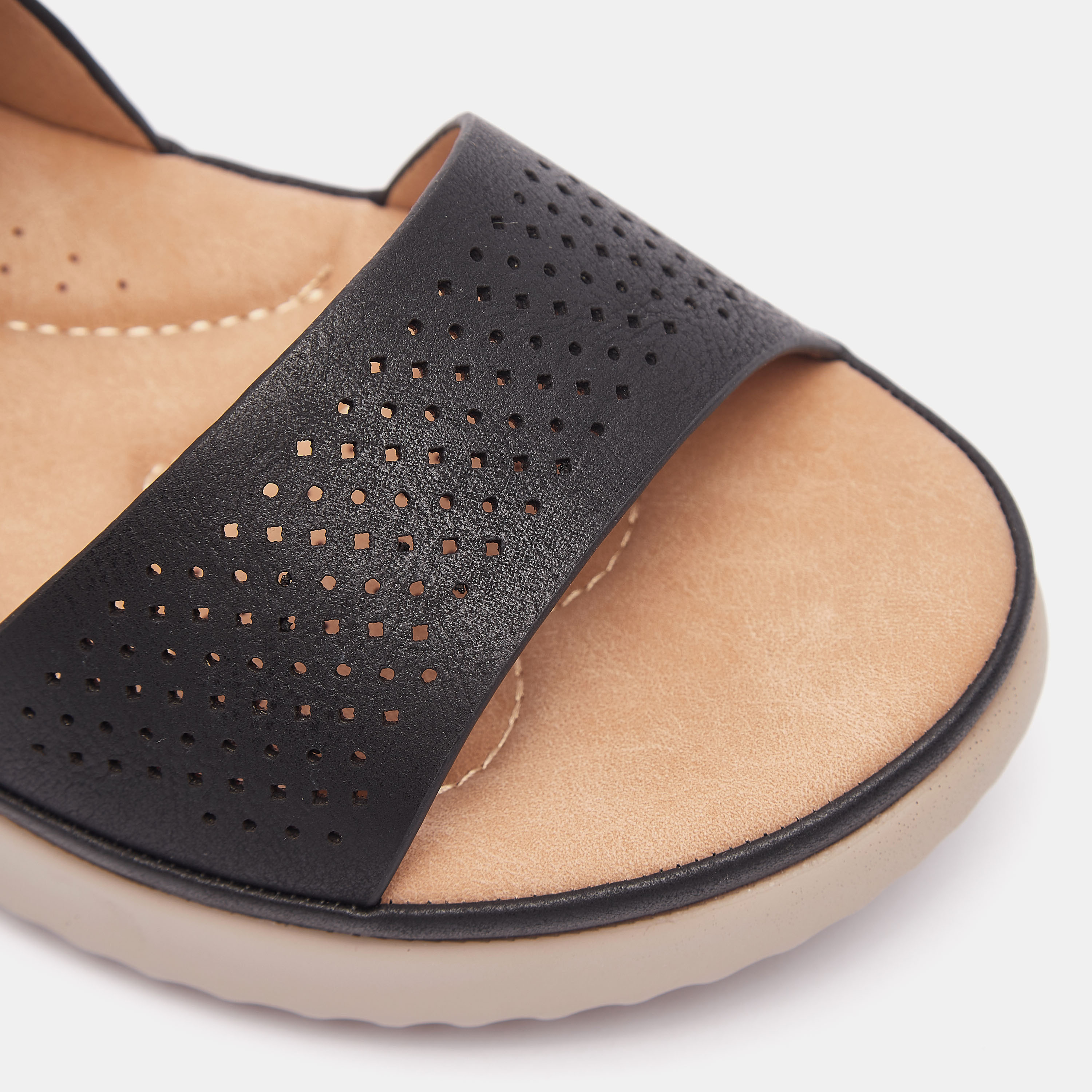 صندل بحزام مفرّغ وإغلاق مطاطي-women-shoes-flats-sandals-image-4