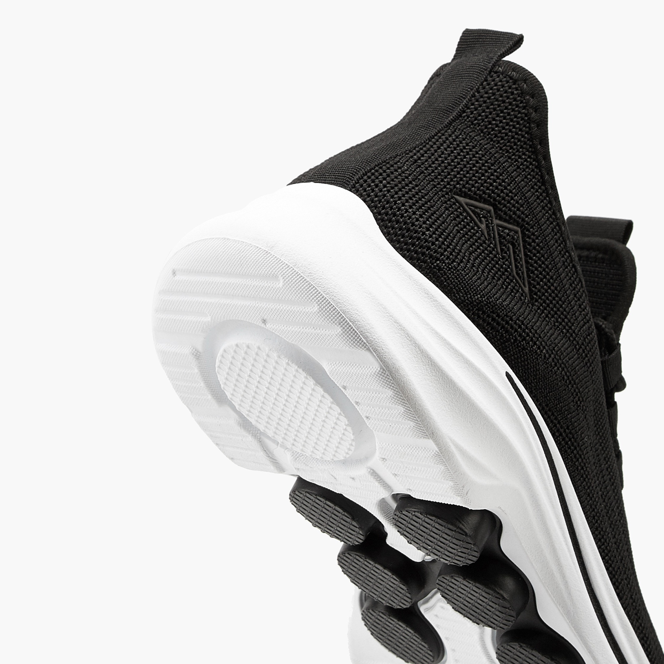 حذاء رياضي برباط إغلاق وتفاصيل شبكية من أوكلان من شو إكسبريس-sports-men-shoes-image-5