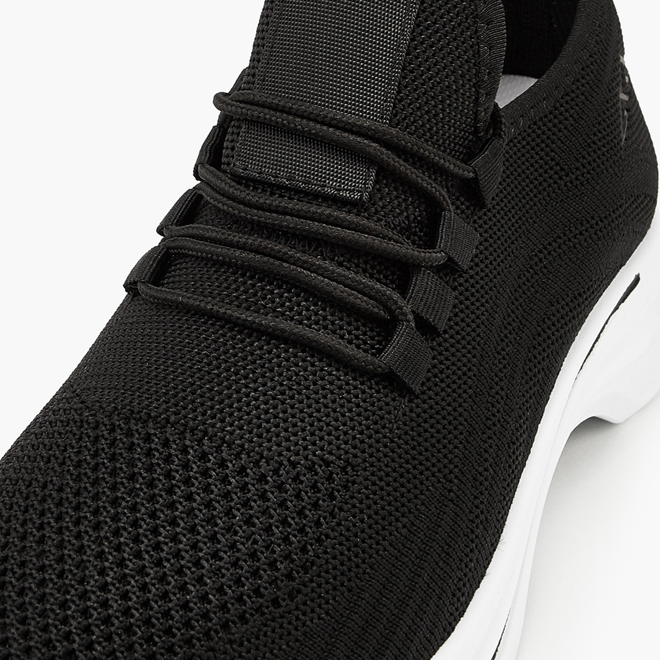 حذاء رياضي برباط إغلاق وتفاصيل شبكية من أوكلان من شو إكسبريس-sports-men-shoes-image-4