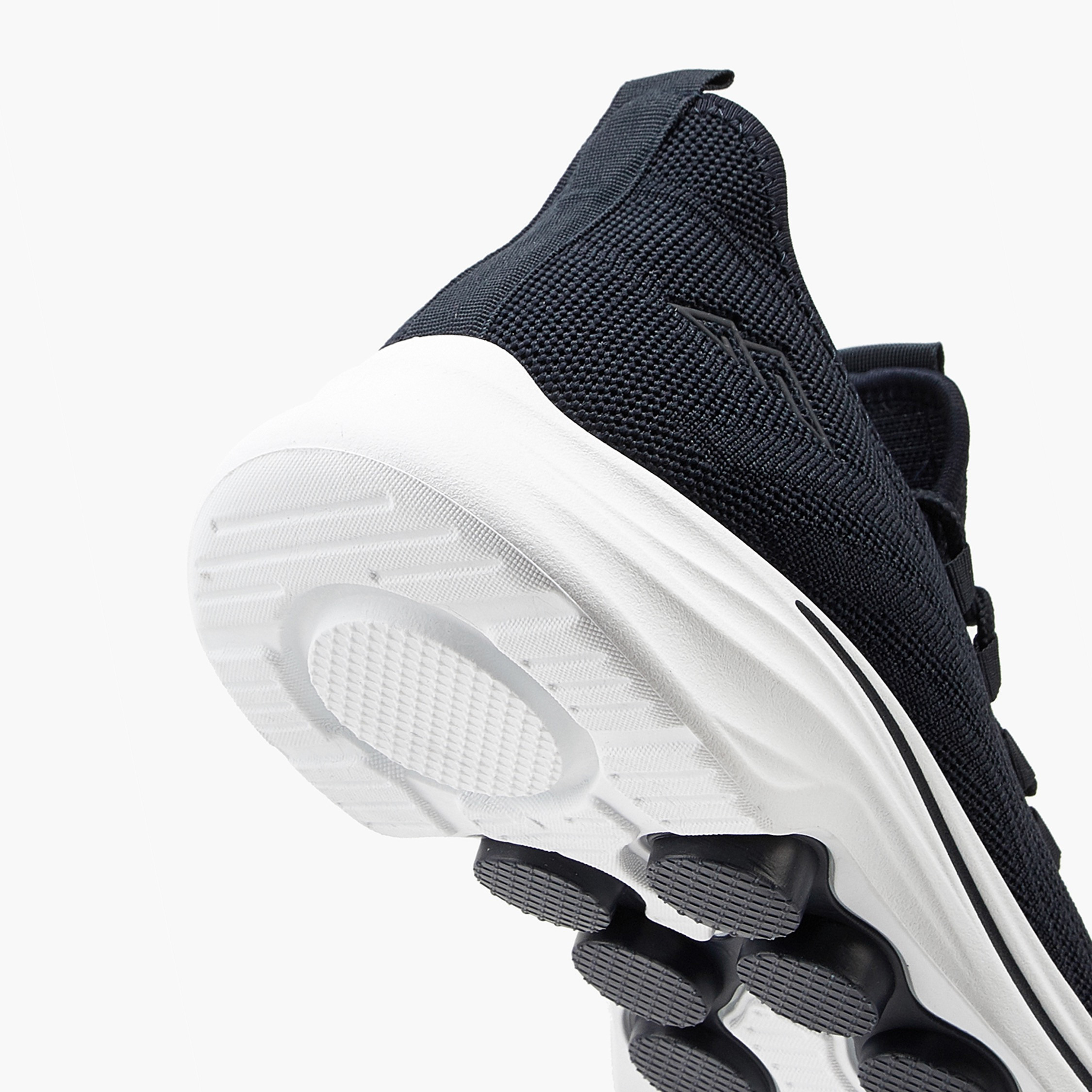 حذاء رياضي برباط إغلاق وتفاصيل شبكية من أوكلان من شو إكسبريس-sports-men-shoes-image-5