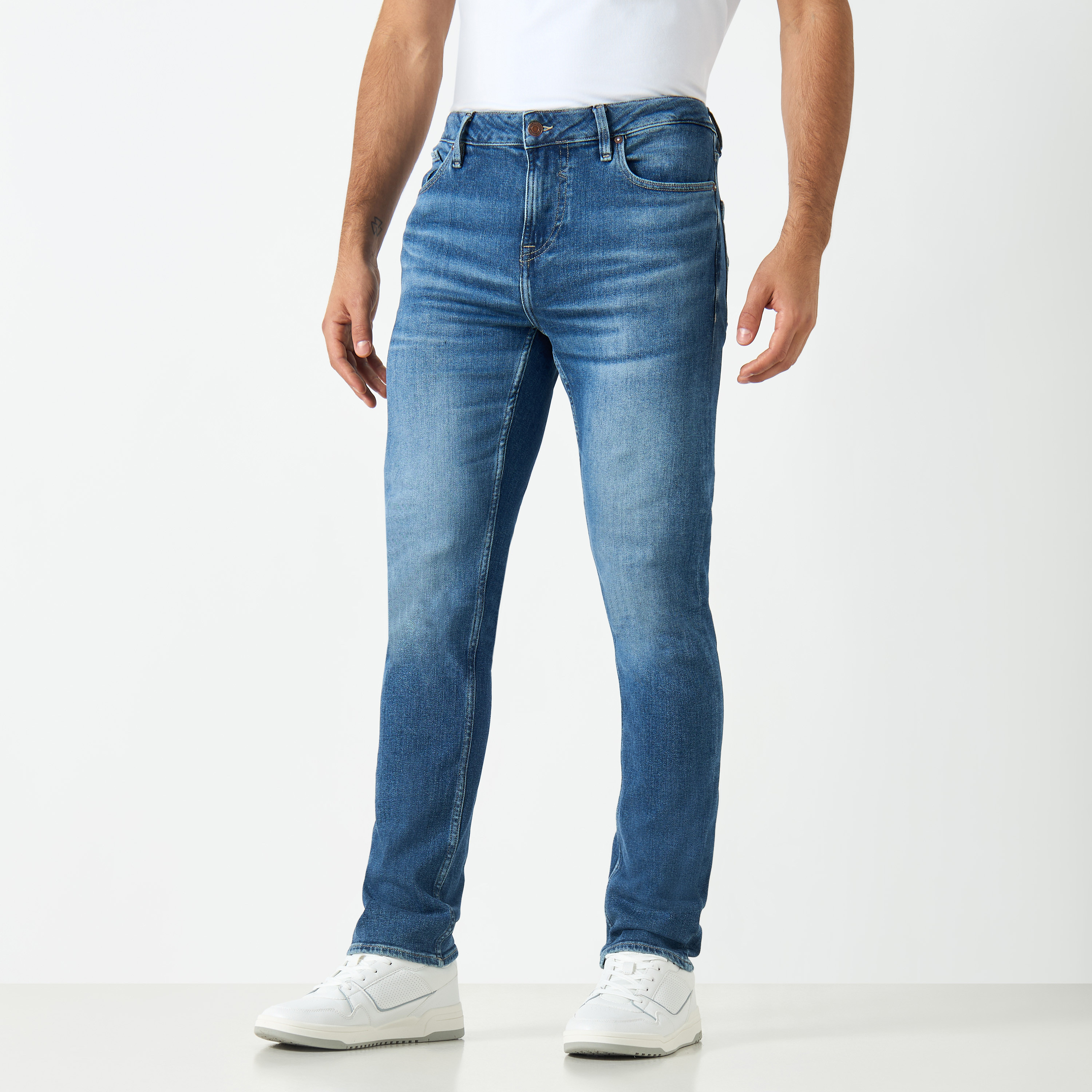بنطلون جينز سادة بقصة سليم وجيوب وزر إغلاق من جيس-men-clothing-bottoms-jeans-image-1