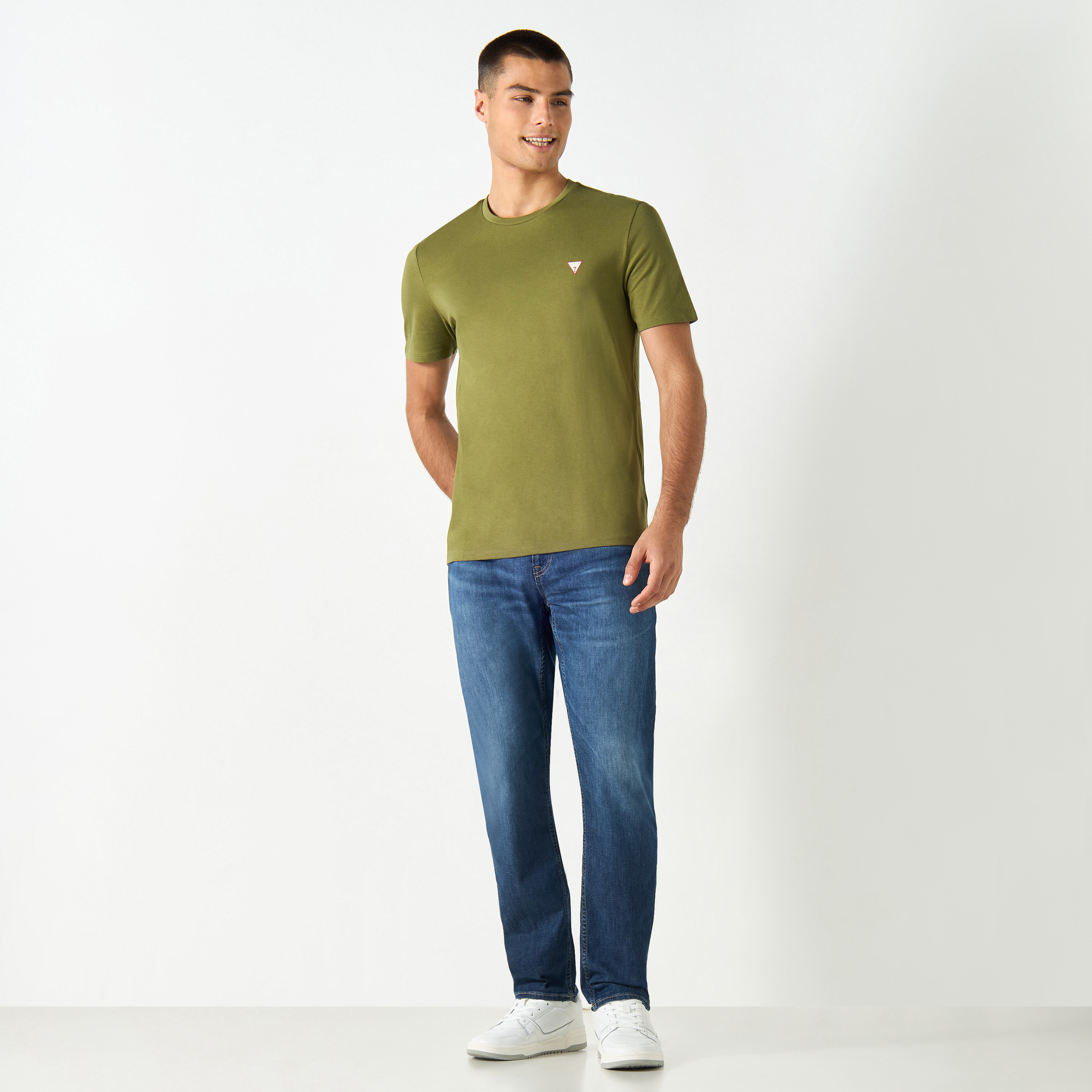تيشيرت بياقة ضيّقة وأكمام قصيرة وطبعات شعار من جيس-men-clothing-tshirtsandpolos-tshirts-image-2
