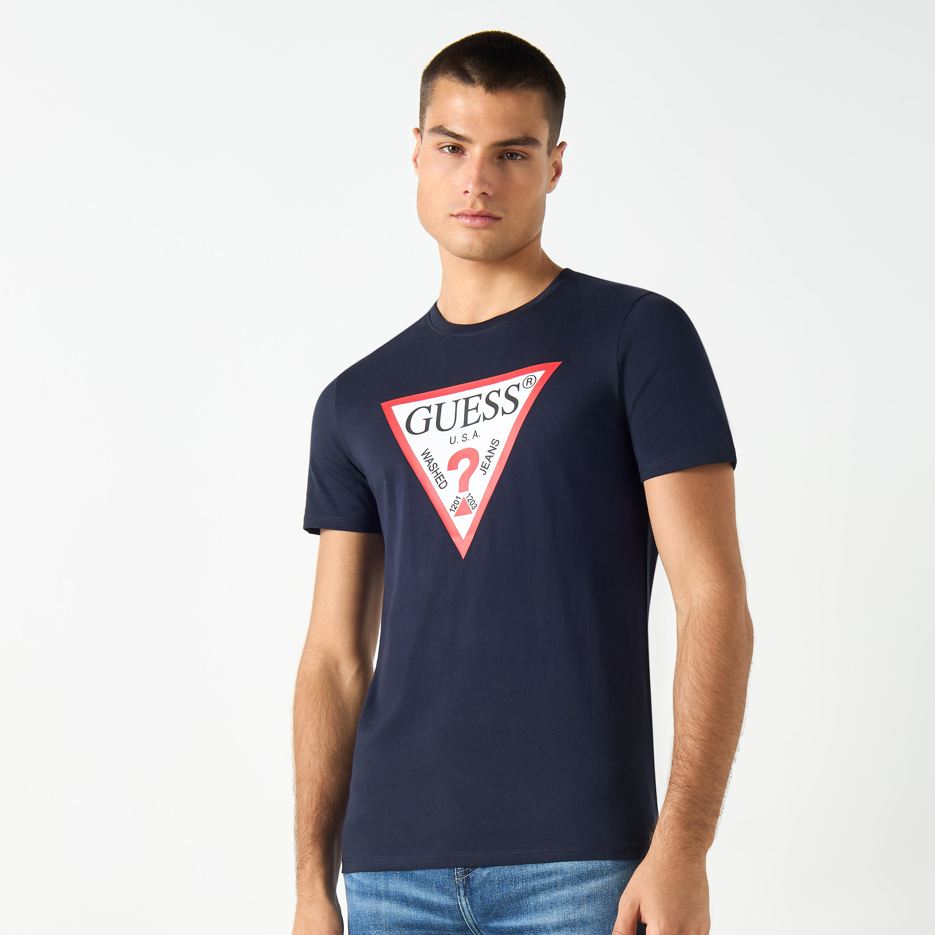 تيشيرت بياقة ضيقة وأكمام قصيرة بطبعات شعار من جيس-men-clothing-tshirtsandpolos-tshirts-image-1
