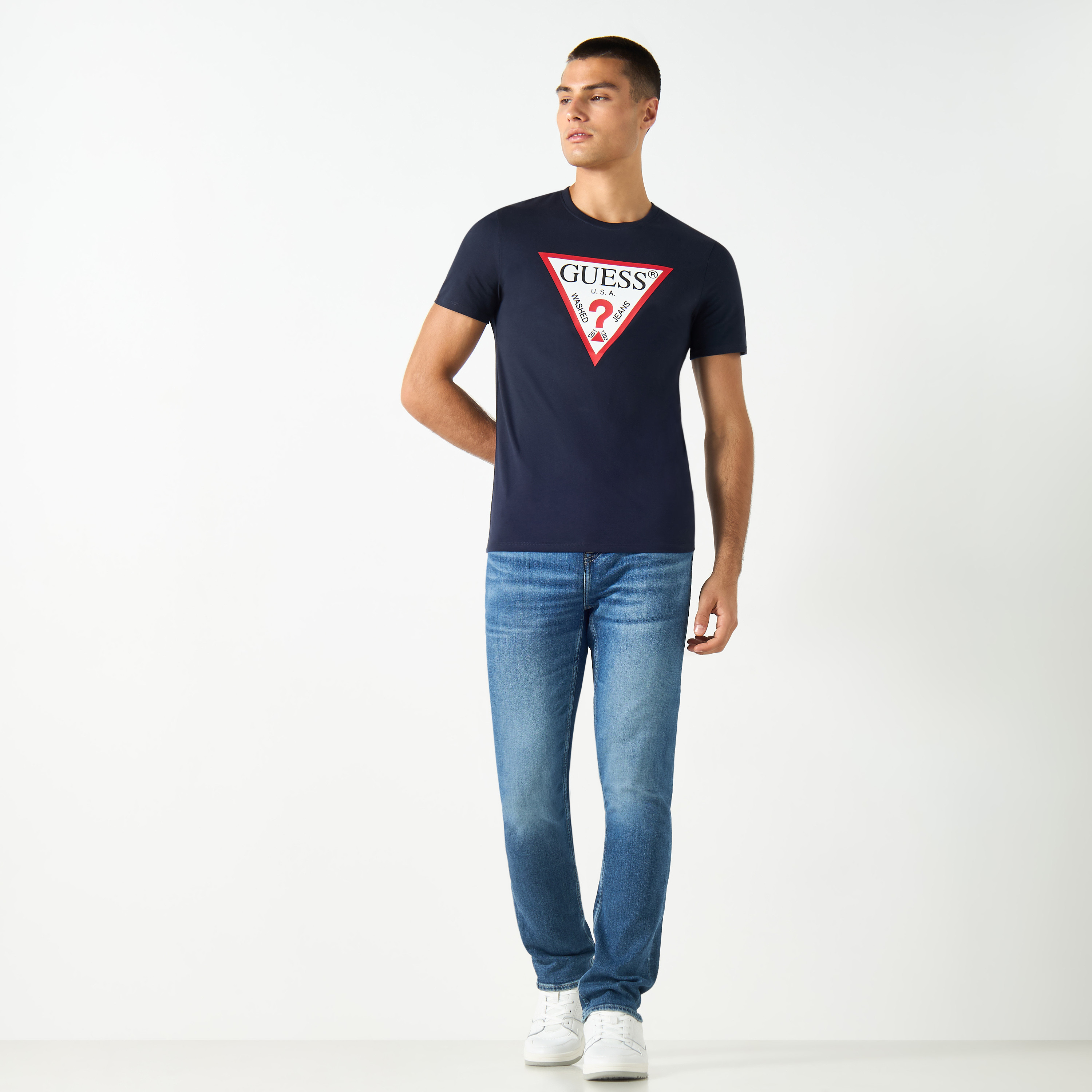 تيشيرت بياقة ضيقة وأكمام قصيرة بطبعات شعار من جيس-men-clothing-tshirtsandpolos-tshirts-image-2